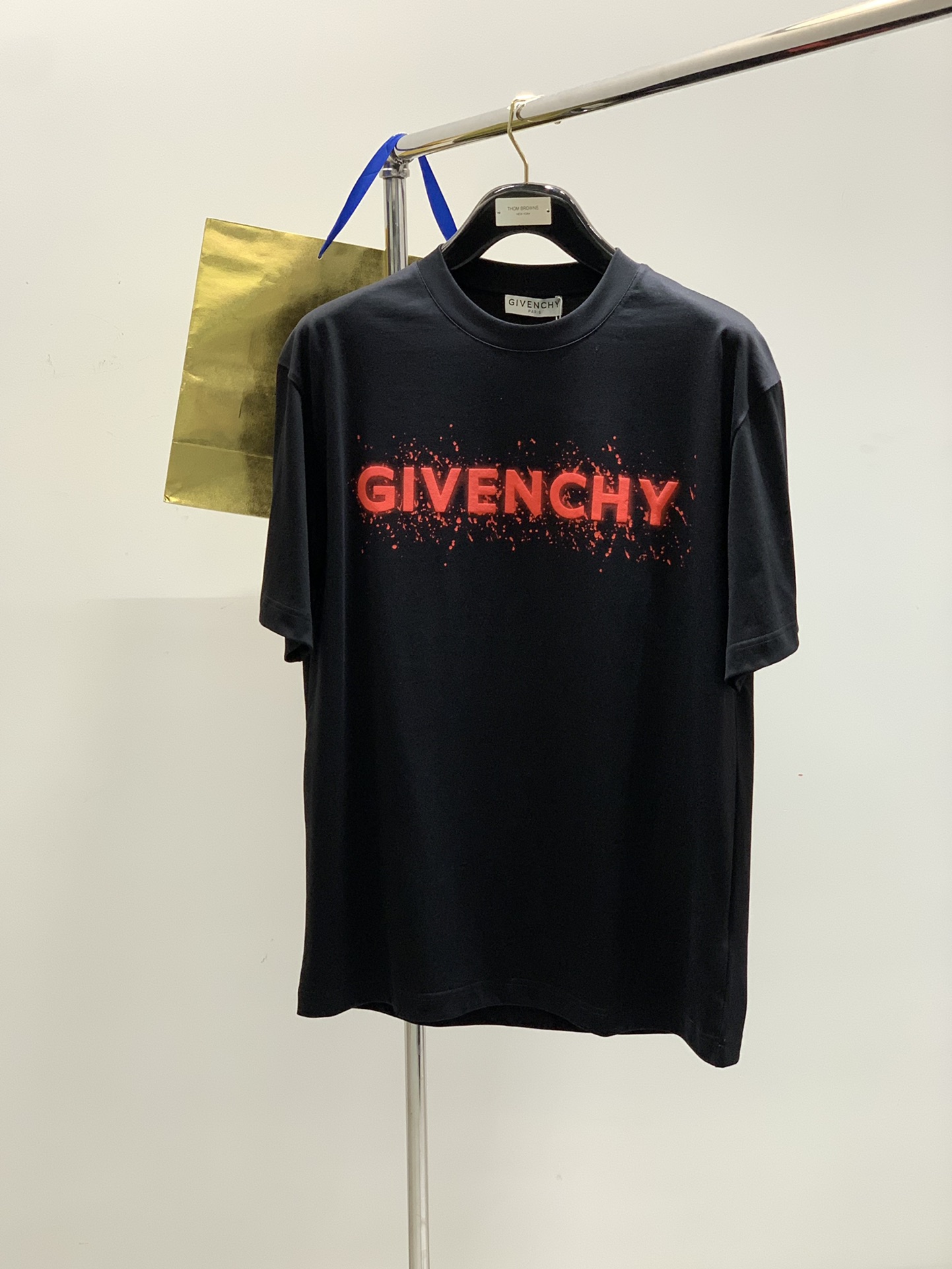 NO:147459,,Givenchy Givenchy, the latest summer products, special counters are available at the same time, original singles, fashionable and casual round neck short-sleeved T-shirt, imported original fabric, top-grade printing craft letter pattern decoration logo, extremely high grade, comfortable and versatile, handsome and stylish on the upper body, 2 colors recommended, code number M-3XL,,givenchy,givenchy,T-shirt,tees,t-shirt,alexander wang19860909,Givenchy 纪梵希,夏季最新品,专柜同步有售,原单狠货,时尚休闲圆领短袖T恤,进口原版面料,顶级印花工艺字母图案装饰logo,档次极高,舒适百搭,上身帅气有型,2色推荐,码数M-3XL,,givenchy,givenchy,T-shirt,tees，t-shirt,alexander wang,Men's clothing