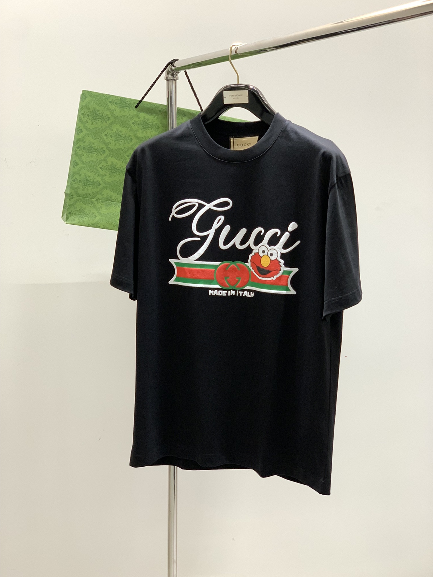 NO:147384,,Gucci, the latest summer model, available at the counter at the same time, original single product, fashionable and casual round neck short-sleeved T-shirt, very distinctive on the upper body!  Eye-catching and highlighted, imported original fabric, top-level printing craft letter pattern decorative logo, simple but not lacking in fashion, classic and atmospheric, comfortable and breathable, handsome and stylish on the upper body, 2 colors recommended, code number M-3XL, gucci, gucci, T-shirt, tees, t-shirt, alexander wang19860909,Gucci 古驰,夏季最新款,专柜同步有售,原单狠货,时尚休闲圆领短袖T恤,上身很有特点！吸睛而有亮点,进口原版面料,顶级印花工艺字母图案装饰Logo,简单而不失时尚,经典大气,舒适透气,上身帅气有型,2色推荐,码数M-3XL,,gucci,gucci,T-shirt,tees，t-shirt,alexander wang,Men's clothing