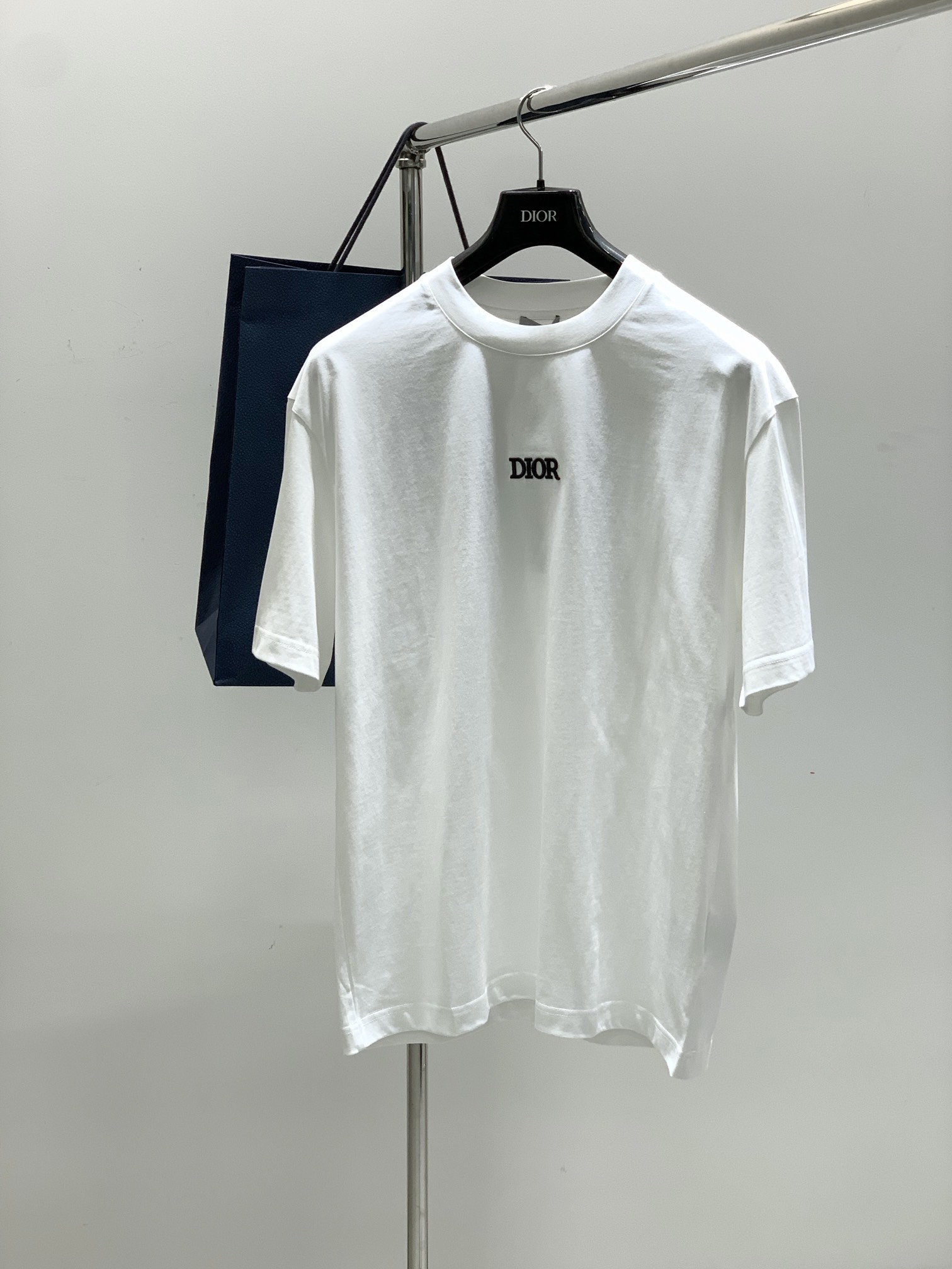 NO:147378,,Dior Dior, new summer products, available at the same time for counters, simple and fashionable casual round neck short-sleeved T-shirt, original imported fabric, comfortable and breathable, top-grade embroidery craft letter pattern logo, extremely high-end, unique design, fashionable and handsome on the upper body!  2 colors recommended, code number M-3XL, dior, dior, T-shirt, tees, t-shirt, alexander wang19860909,Dior 迪奥, 夏季新品,专柜同步有售,简约时尚休闲圆领短袖T恤,原版进口面料,舒适透气,顶级刺绣工艺字母图案logo,档次极高,独特设计,上身时尚帅气！2色推荐,码数M-3XL,,dior,dior,T-shirt,tees，t-shirt,alexander wang,Men's clothing