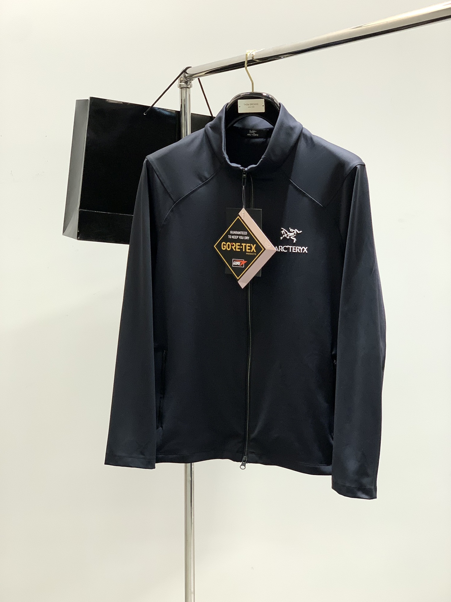 NO:413914,Colors gray-black, rice gray, ARCTERYX Archaeoptera bird, 2025 spring AW new product, fashionable casual jacket, special counters are available at the same time, original singles, imported original fabrics, extremely complex craftsmanship, fairly elegant and fashionable visuals, noble and elegant, from main fabric to detailed craftsmanship, showing the ingenuity of fashion, 2 colors recommendation, code number M-2XL, arc'teryx, jackets & coats, alexander wang19860909颜色灰黑,米灰 ,ARCTERYX 始祖鸟,2025春季AW新品,时尚休闲外套,专柜同步有售,原单狠货,进口原版面料,工艺极度复杂,视觉相当雅致时髦,高贵而优雅,从主体面料到细节工艺,彰显时装的匠心所在,2色推荐,码数M-2XL,arc'teryx,jackets & coats,alexander wang,Men's clothing