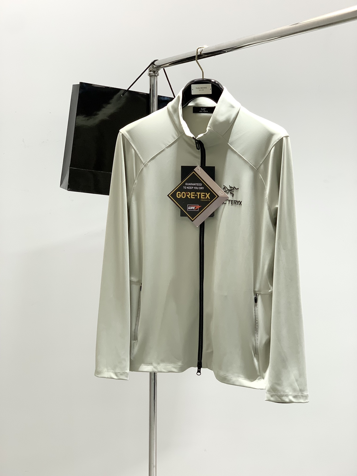 NO:413921,Colors gray-black, rice gray, ARCTERYX Archaeoptera bird, 2025 spring AW new product, fashionable casual jacket, special counters are available at the same time, original singles, imported original fabrics, extremely complex craftsmanship, fairly elegant and fashionable visuals, noble and elegant, from main fabric to detailed craftsmanship, showing the ingenuity of fashion, 2 colors recommendation, code number M-2XL, arc'teryx, jackets & coats, alexander wang19860909颜色灰黑,米灰 ,ARCTERYX 始祖鸟,2025春季AW新品,时尚休闲外套,专柜同步有售,原单狠货,进口原版面料,工艺极度复杂,视觉相当雅致时髦,高贵而优雅,从主体面料到细节工艺,彰显时装的匠心所在,2色推荐,码数M-2XL,arc'teryx,jackets & coats,alexander wang,Men's clothing