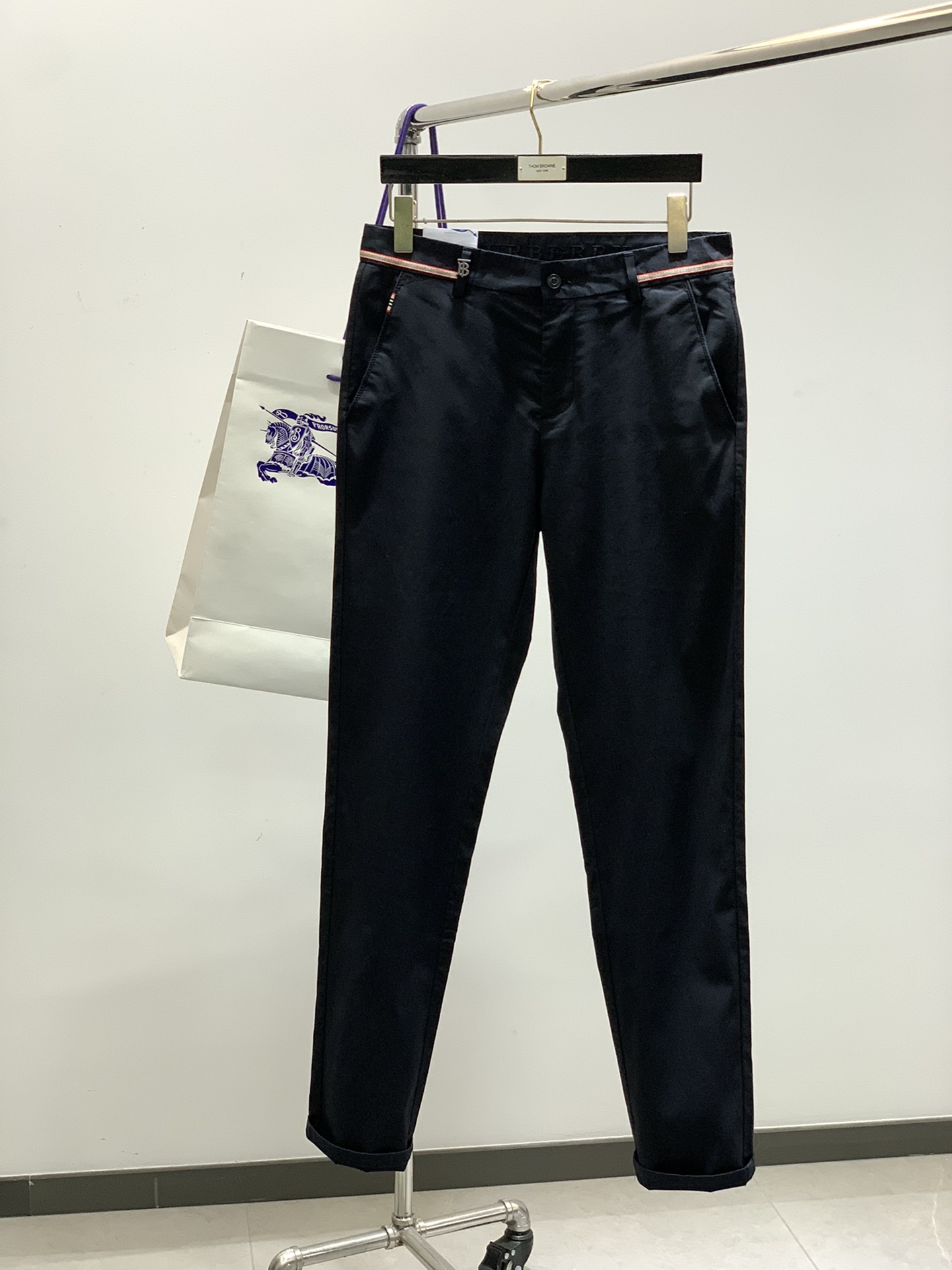 NO:147440,, Double temperament BBR pure business style trousers... Imported fabric casual trousers, brand logo design behind it, comfortable upper body... absolutely sufficient tone. Size 30-40 without 37 39,,alexander wang19860909,气质翻倍 BBR纯正商务风格的西裤.....进口面料 休闲西裤,背后品牌标志设计,上身舒适..腔调绝对足.尺码30-40无37 39,,alexander wang,Men's clothing