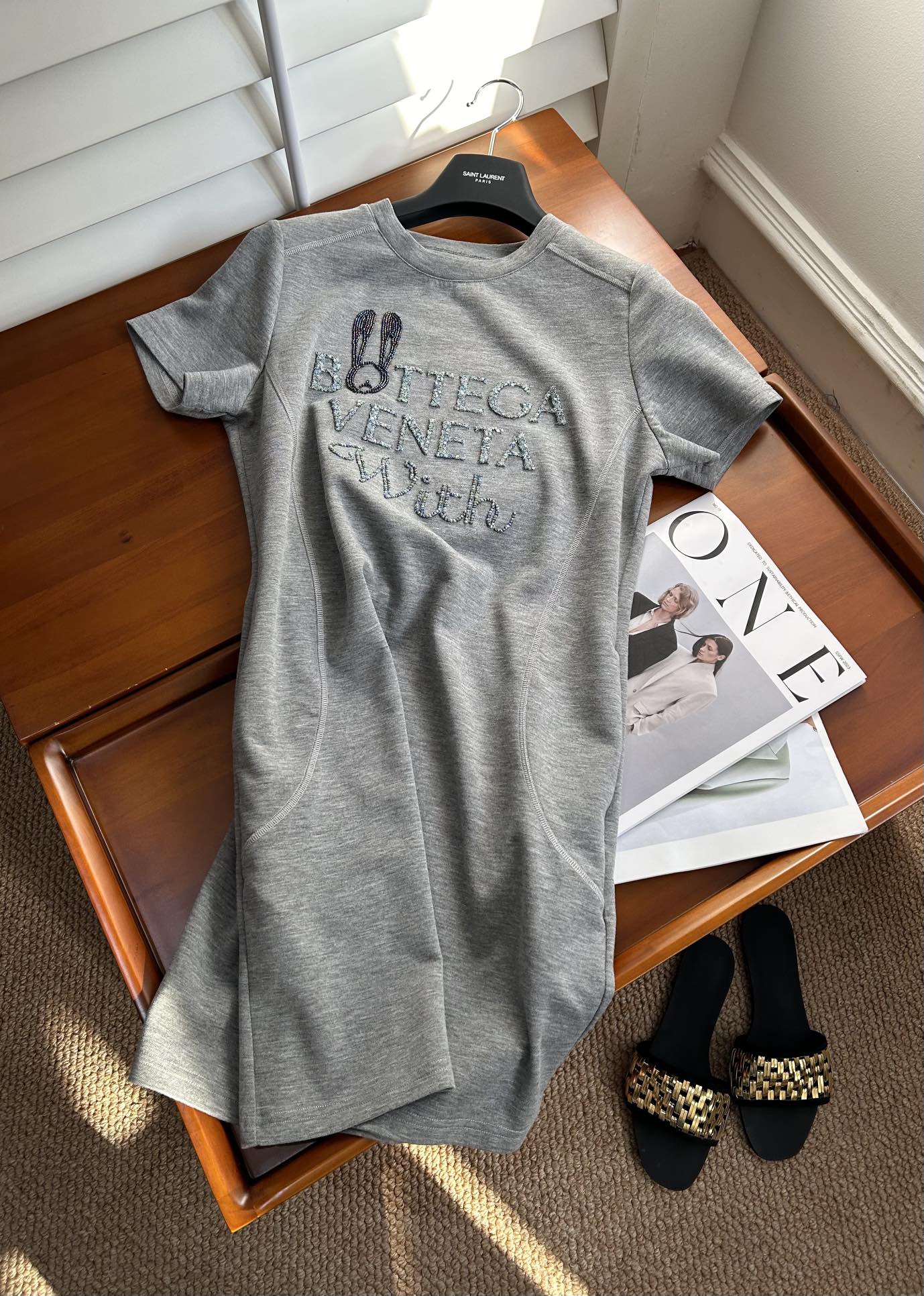 BV Dress: Comfortable One-Size-Fits-All Suit with Elegant Design - 图片 1