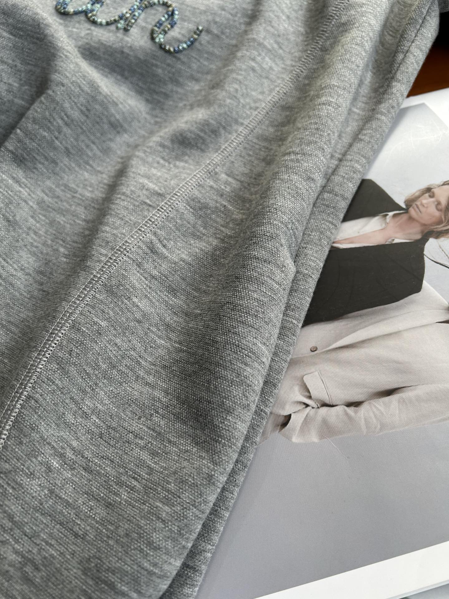BV Dress: Comfortable One-Size-Fits-All Suit with Elegant Design - 图片 3