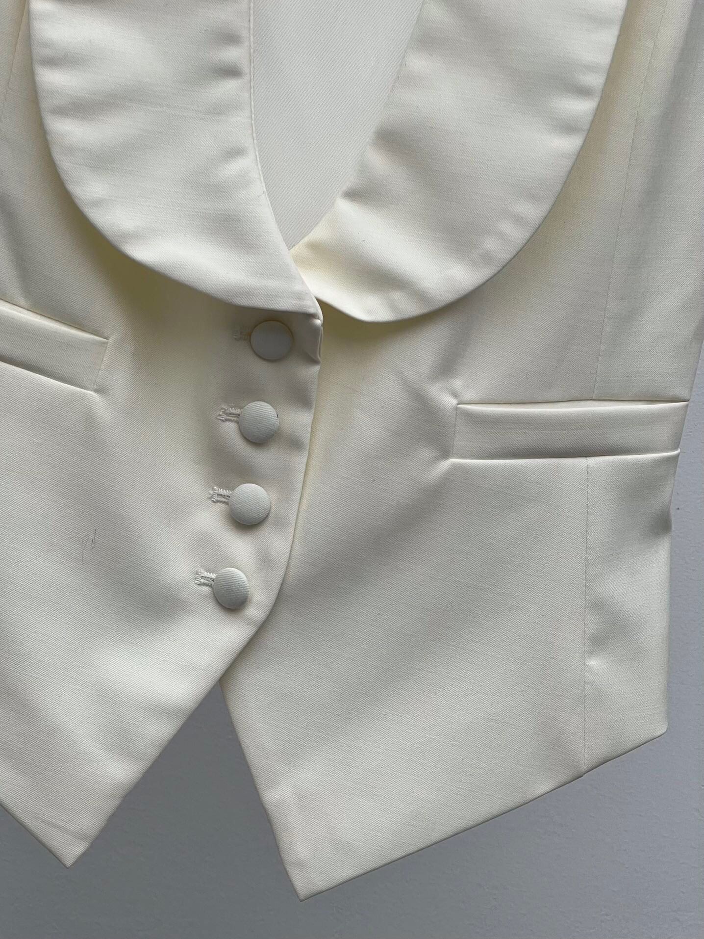 High-Quality Wool U-Collar Vest Suit by Saint Laurent with Adjustable Belt - 图片 4