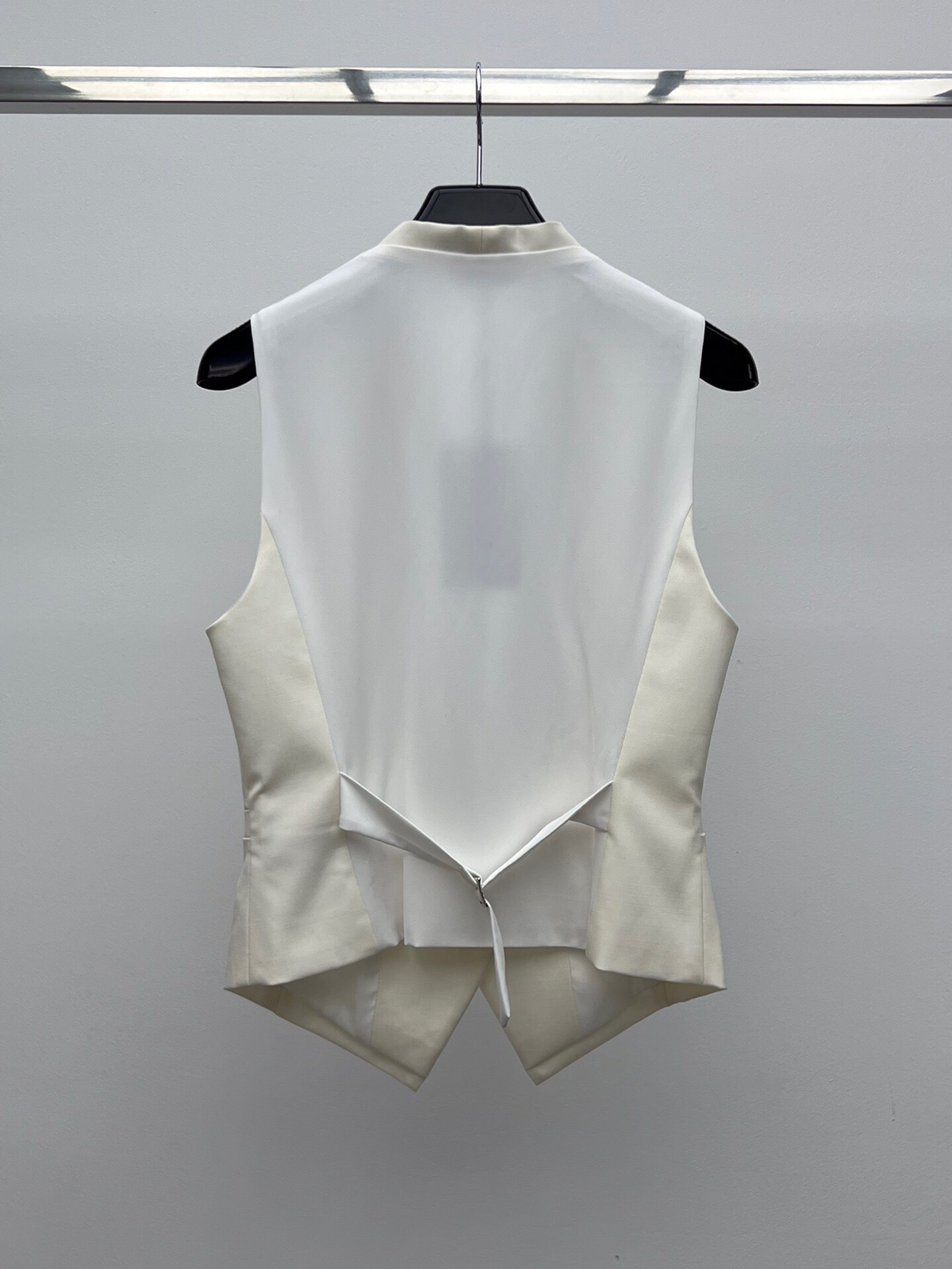 High-Quality Wool U-Collar Vest Suit by Saint Laurent with Adjustable Belt - 图片 5