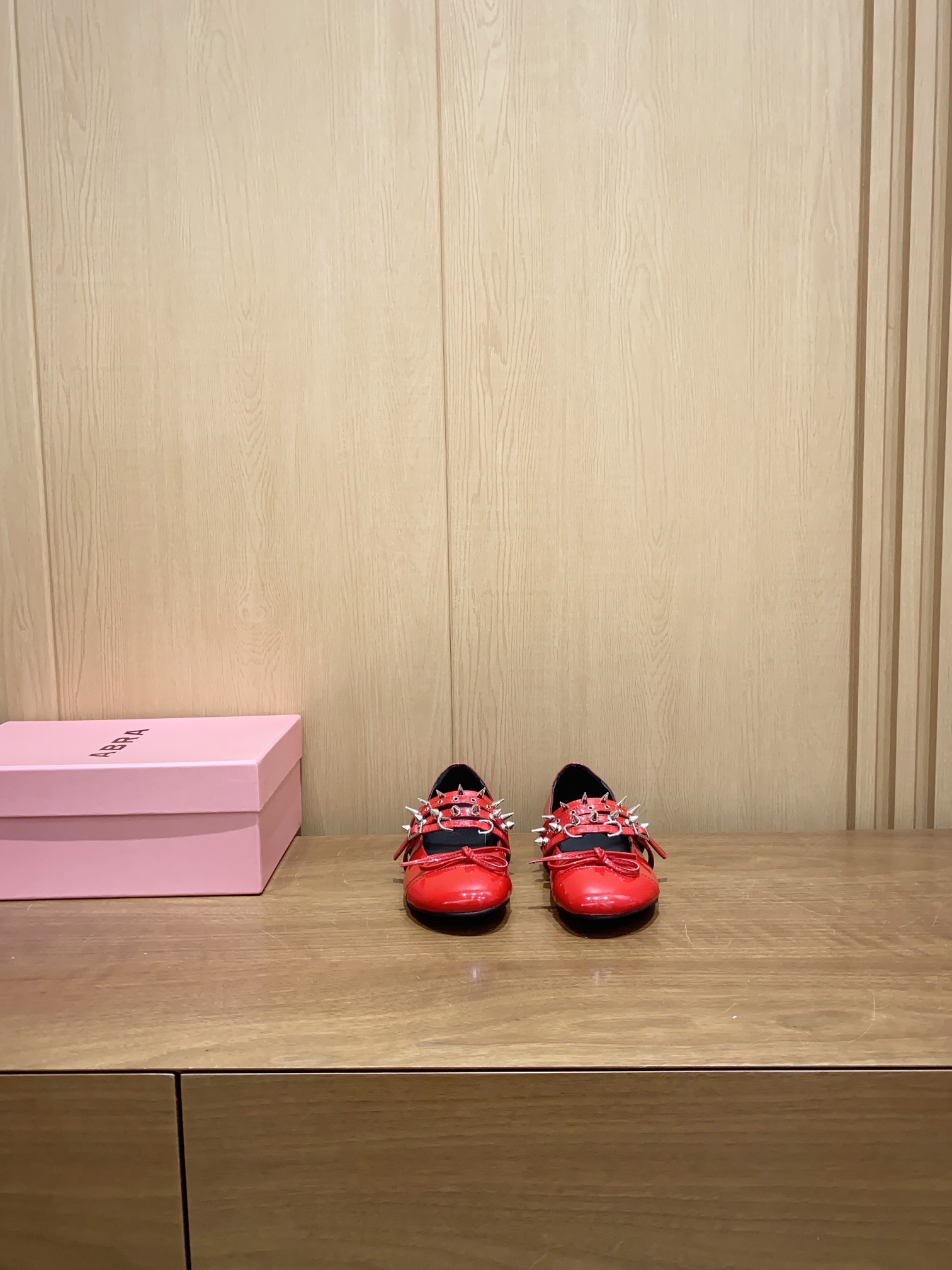 Stylish Ballerina Spring Outfit in Abra, Spain: Sweet and Punk Style with Custom Shoes - 图片 4