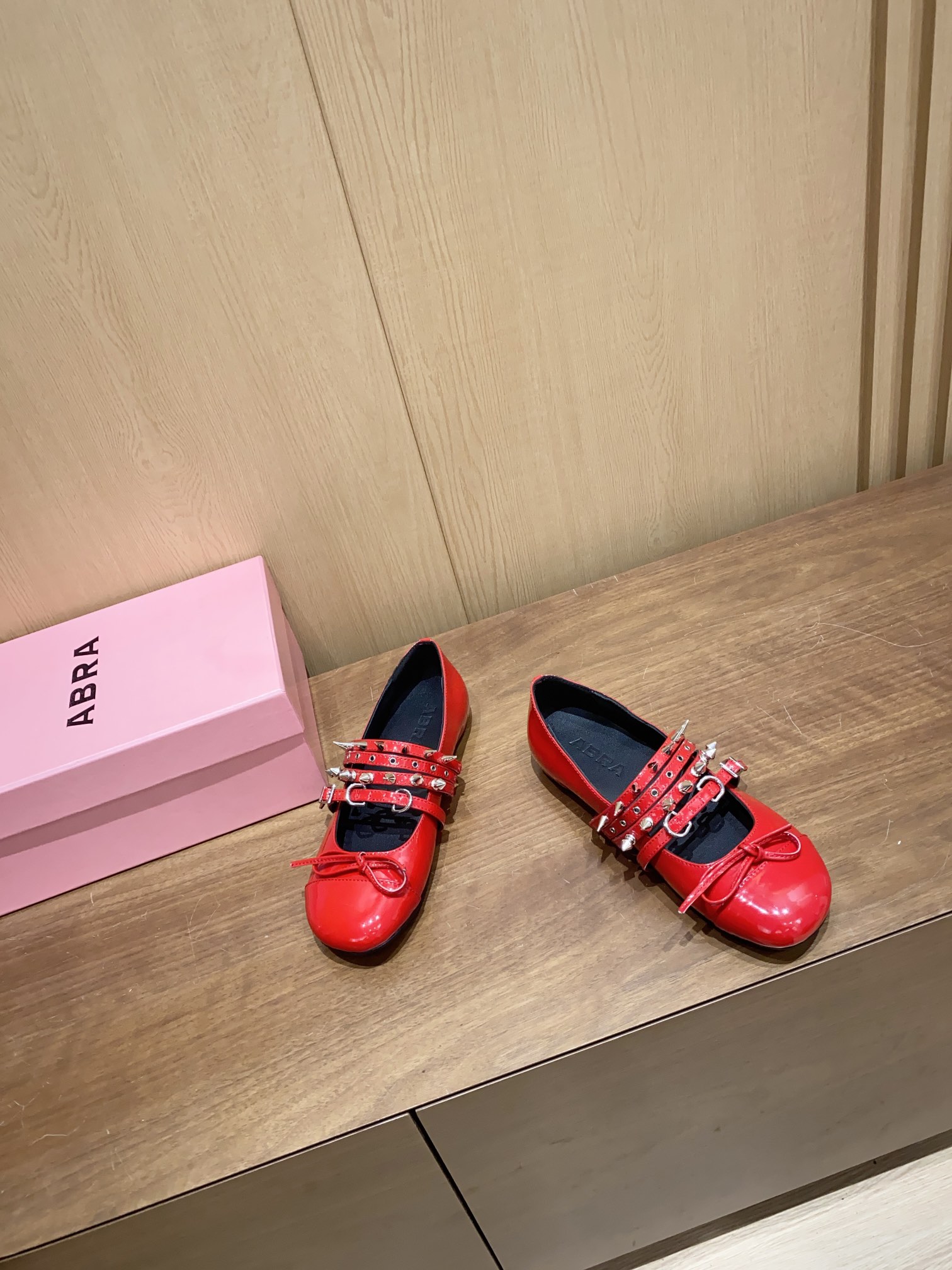 Stylish Ballerina Spring Outfit in Abra, Spain: Sweet and Punk Style with Custom Shoes - 图片 3