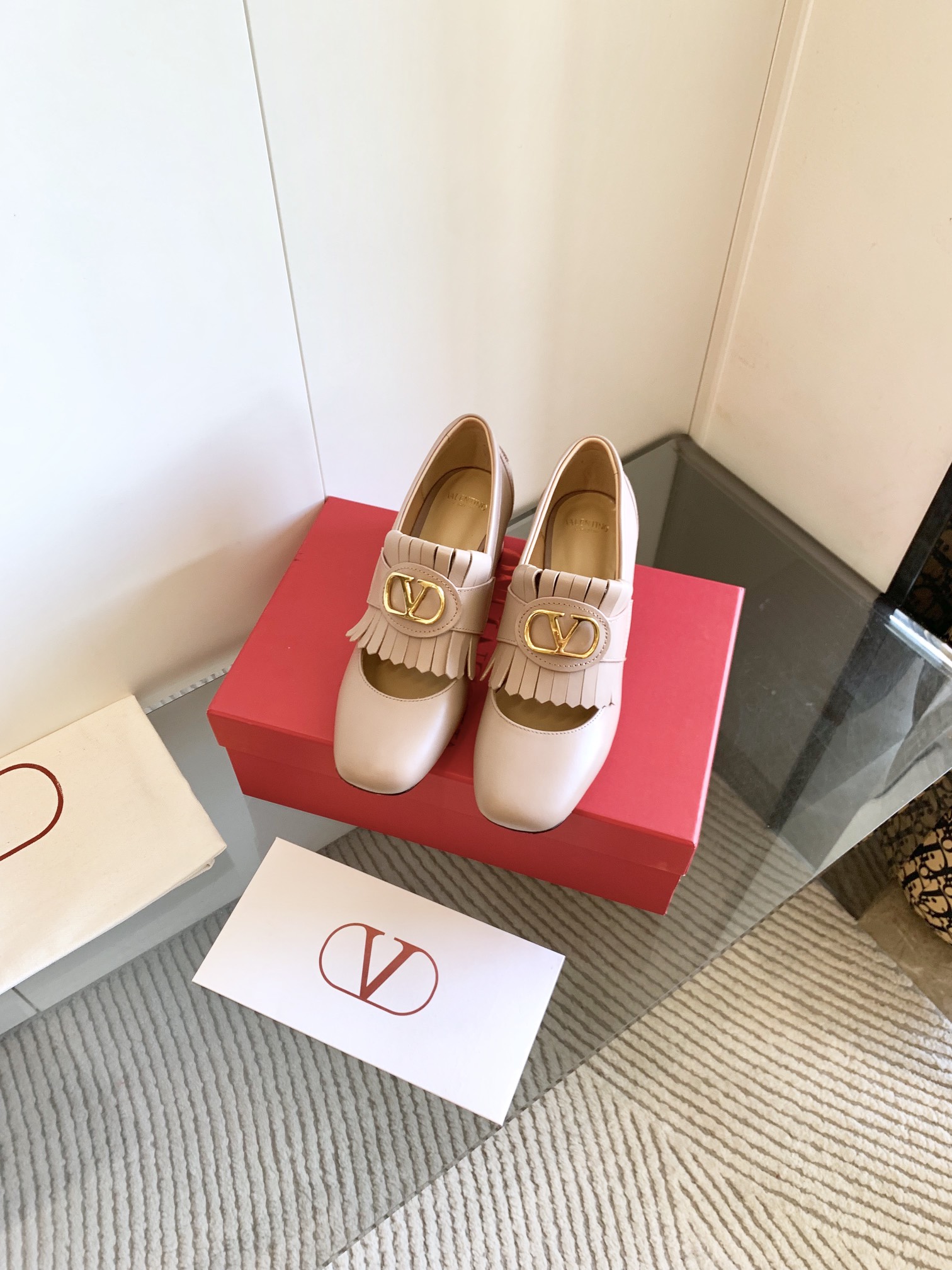 NO:439836,Single shoes, slippers, purchasing level [VA*LE*TINO] Hua*tian* Early Spring Show New Style - Tassel Single shoes and slippers, original 1:1 replica, all of which are made of high-quality cowhide materials, soft to the touch, the upper is presented in the form of the latest tassels, plus the round mark and horizontal mat at the center of the upper and the back of the shoe are all made of oil-edged craftsmanship, which fully demonstrates the new style of VT, new positioning, which can be salty or sweet, fashionable and versatile!  (High heels 6cm, short heel 2.5cm) 1 upper: top calfskin 2 inner lining: cowhide 3 hardware buckle 1:1 copy 4 soles: Italian A-grade genuine leather sole 5 sizes: 35-39 (40.41.42 can be customized without return or exchange) The counter is complete with original packaging!  , semi-shoe shoes, slippers, cowhide, Leather soles19860909单鞋、拖鞋、 代购级别【VA*LE*TINO】华*天*早春走秀新款-流苏款单鞋和拖鞋,原版1:1复刻,全部选用上乘牛皮材质,触感柔软,鞋面以最新流苏的形式呈现,外加鞋面正中心的圆标和横搭以及鞋的后腰处全部采以油边的工艺,充分显示了VT的新格调主义,新定位,可咸可甜,时尚百搭！(高跟6cm,矮跟2.5cm) 1鞋面:顶级小牛皮 2内里:牛皮 3五金扣1:1复制 4大底:意大利A级真皮大底 5码数:35-39(40.41.42可订做不退不换) 专柜全套原版包装！,半拖单鞋,slippers,cowhide,Leather soles,Women's Shoes