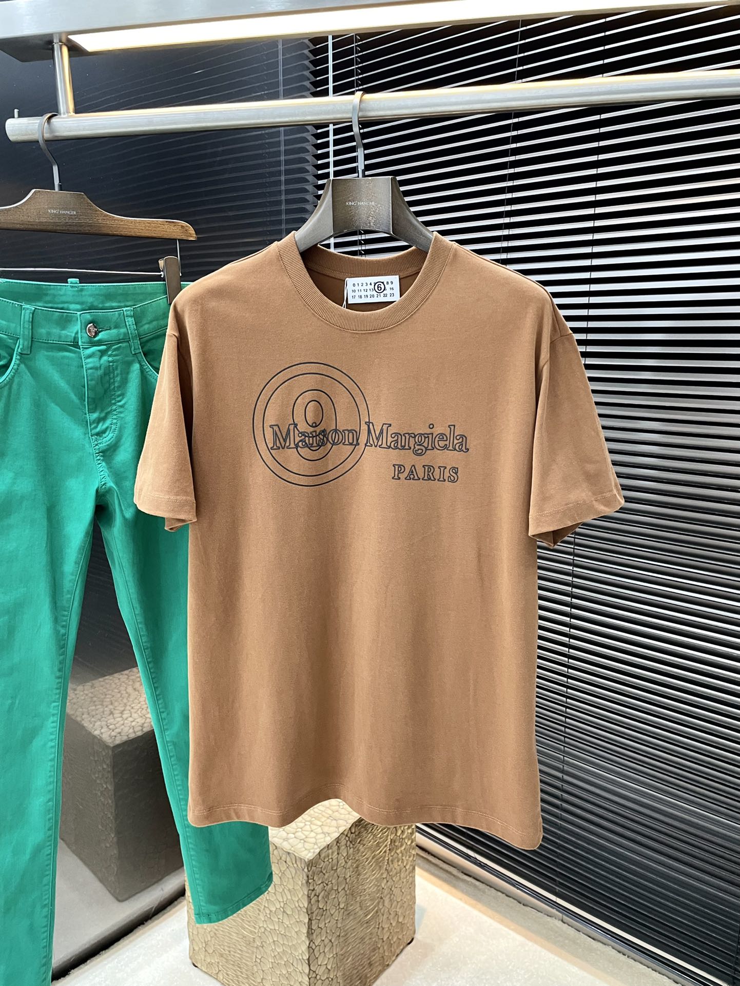 NO:146932,Maison Margiela (Margiela MM6) series VIP high-end customization, new short-sleeved spring and summer style, versatile style, anyone can easily control the fabric, high-quality first-class cotton fabric, the fabric feels soft, the upper body is comfortable and soft, the simple style is very classy, ​​simple and unique, the style is very exquisite, the style is very exquisite, showing the aura, and it will highlight the exquisiteness of casual men!  Size M-3XL,,masion margiela,masion margiela,T-shirt,alexander wang19860909Maison Margiela（马吉拉MM6）系列 VIP高级定制 春夏季新款短袖 百搭款式 任何人都可以轻松驾驭 面料全订制 高定一等品全棉面料 面料手感柔软,上身舒适柔软 简约的款式非常显档次,简约个性时尚,版型剪裁非常精致,显气场,又会凸显休闲男士的精致！尺码M-3XL,,masion margiela,masion margiela,T-shirt,alexander wang,Men's clothing