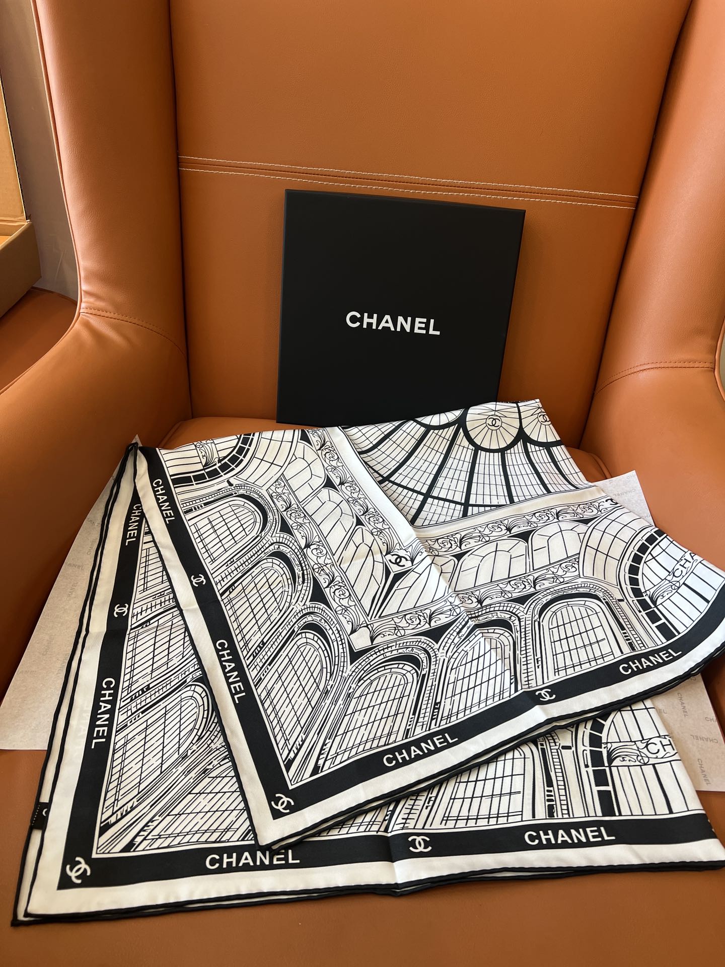 价格：（不含包装）
chanel 25s 丝巾
巴黎大皇宫图案，黑白配色
复古夹杂时尚的高级感
香奶的度