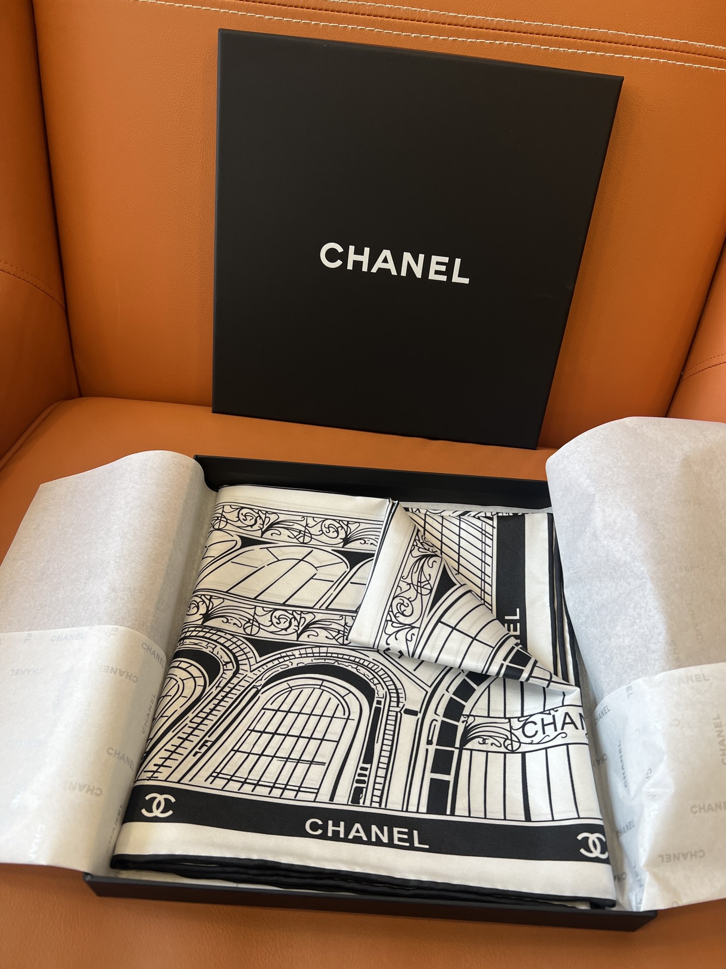 价格：（不含包装）
chanel 25s 丝巾
巴黎大皇宫图案，黑白配色
复古夹杂时尚的高级感
香奶的度