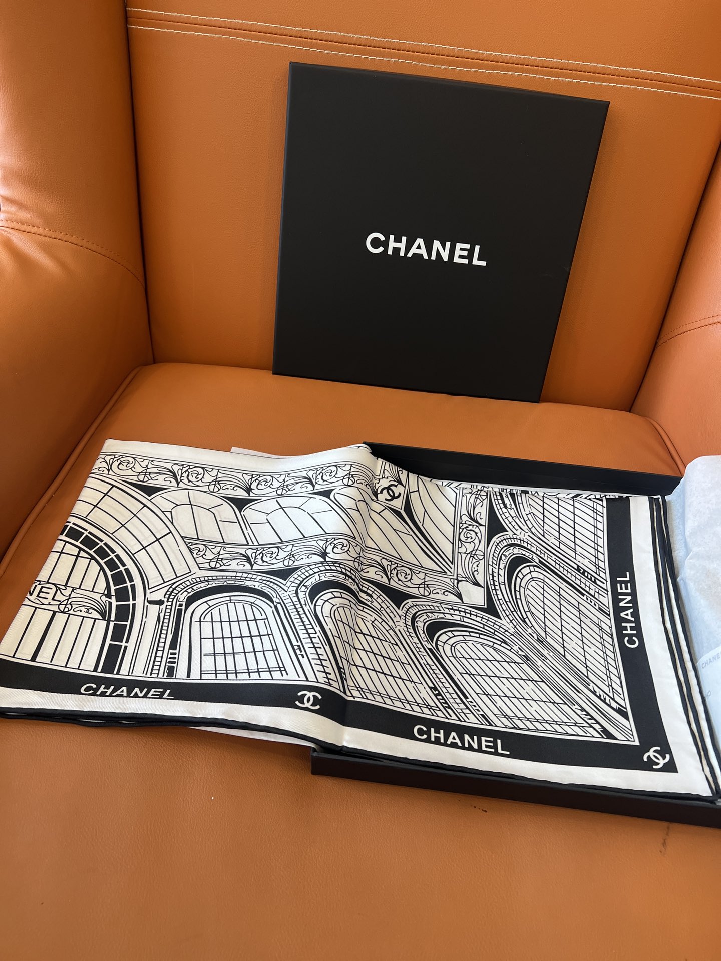 价格：（不含包装）
chanel 25s 丝巾
巴黎大皇宫图案，黑白配色
复古夹杂时尚的高级感
香奶的度