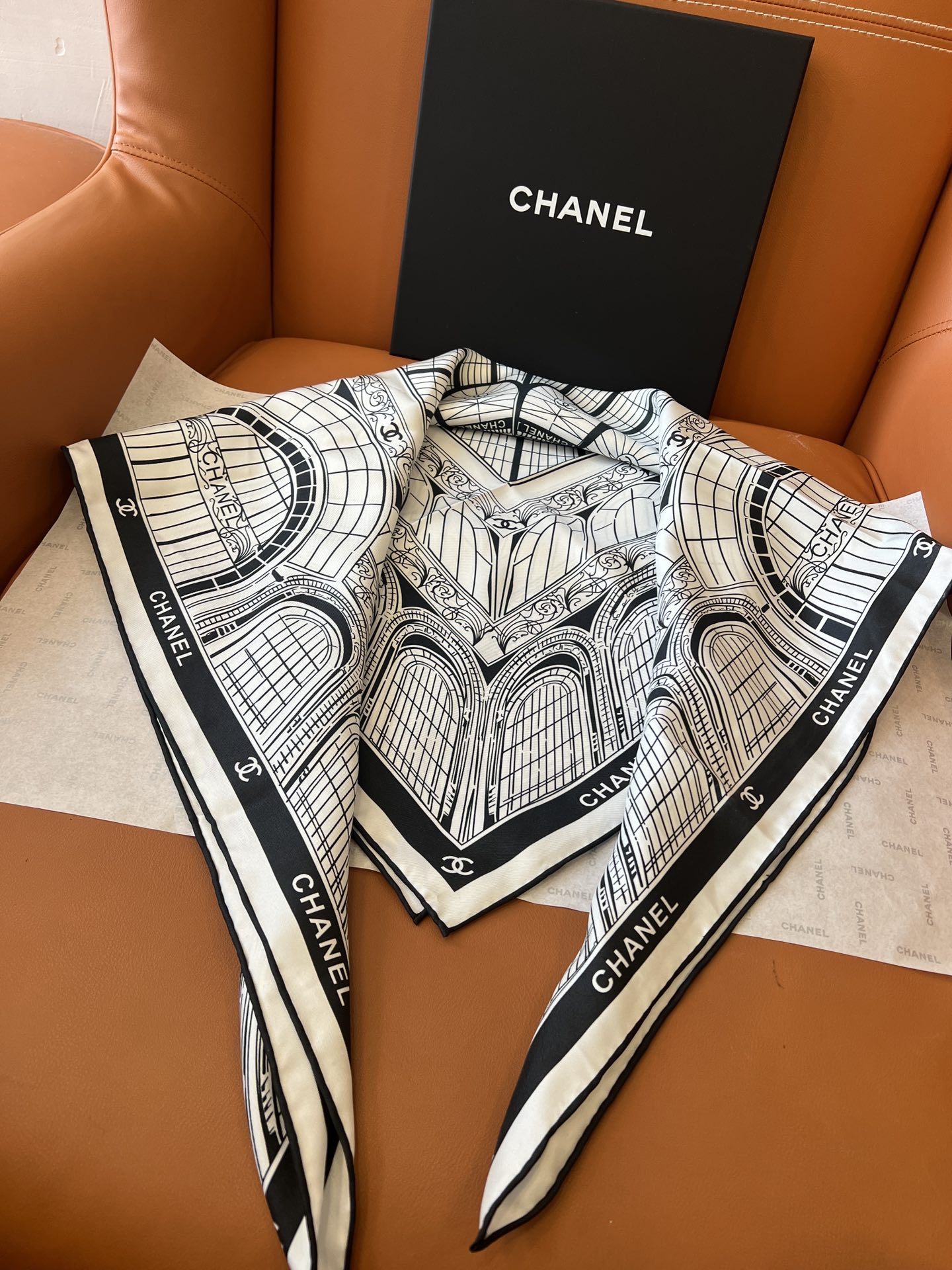 价格：（不含包装）
chanel 25s 丝巾
巴黎大皇宫图案，黑白配色
复古夹杂时尚的高级感
香奶的度