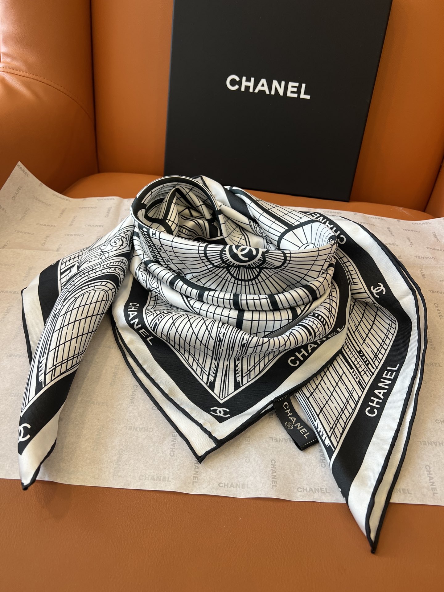 价格：（不含包装）
chanel 25s 丝巾
巴黎大皇宫图案，黑白配色
复古夹杂时尚的高级感
香奶的度