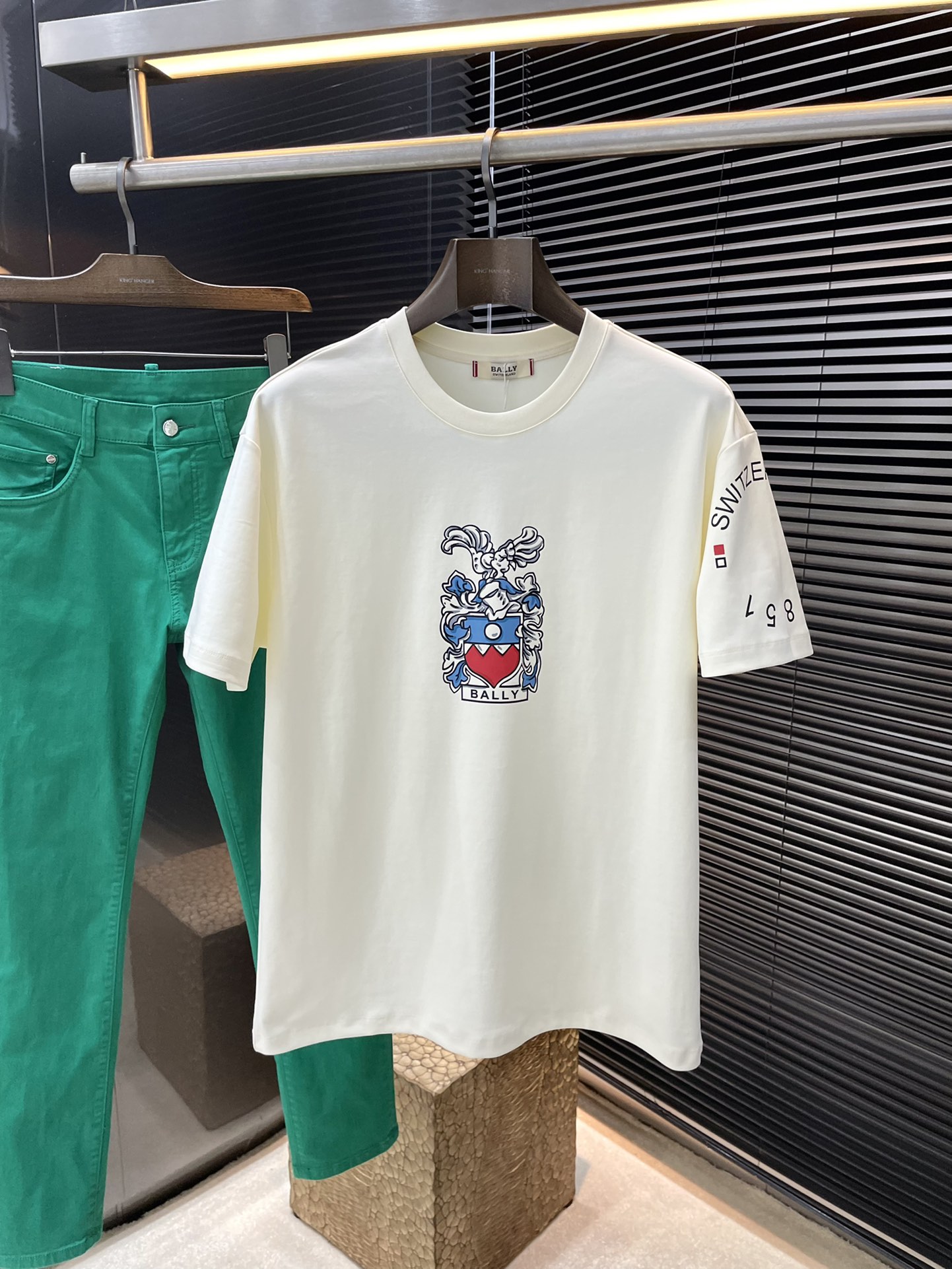 NO:146943,Bally- (Bally) series VIP high-end customization, new short-sleeved spring and summer style, versatile style, anyone can easily control the fabric, fully customized, high-quality cotton fabric, the fabric feels soft, the upper body is comfortable and soft, the simple style is very classy, ​​simple and unique, the style is very exquisite, the style is very exquisite, showing the aura, and it will highlight the exquisiteness of casual men!  Size M-3XL, ballly, T-shirt, alexander wang19860909Bally-（巴利）系列 VIP高级定制 春夏季新款短袖 百搭款式 任何人都可以轻松驾驭 面料全订制 高定一等品全棉面料 面料手感柔软,上身舒适柔软 简约的款式非常显档次,简约个性时尚,版型剪裁非常精致,显气场,又会凸显休闲男士的精致！尺码M-3XL,,bally,T-shirt,alexander wang,Men's clothing