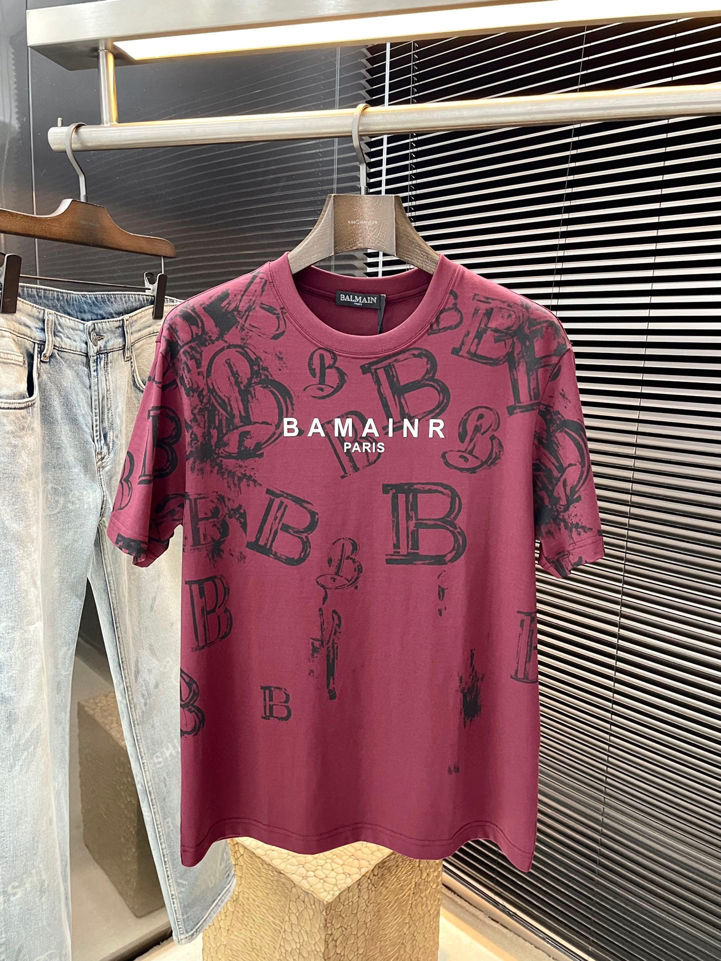 NO:146954,BALMAIN series VIP high-end customization, new short-sleeved spring and summer style, versatile style, anyone can easily control the fabric, high-quality first-class cotton fabric, the fabric feels soft, the upper body is comfortable and soft, the simple style is very classy, ​​simple and unique, the style is very exquisite, the cut is very exquisite, showing the aura, and it will highlight the exquisiteness of business men!  Size M-3XL, balmain, balmain, T-shirt, alexander wang19860909BALMAIN（巴尔曼）系列 VIP高级定制 春夏季新款短袖 百搭款式 任何人都可以轻松驾驭 面料全订制 高定一等品全棉面料 面料手感柔软,上身舒适柔软 简约的款式非常显档次,简约个性时尚,版型剪裁非常精致,显气场,又会凸显商务男士的精致！尺码M-3XL,,balmain,balmain,T-shirt,alexander wang,Men's clothing