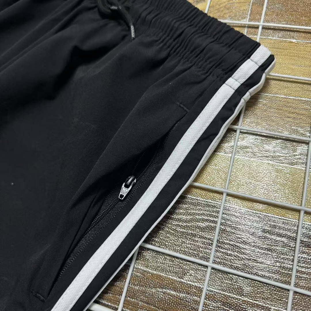 💰100 新款上新 福利款新款 夏季Adidas阿迪达斯三条杠情侣款男女同款休闲裤运动裤
夏季新款运动裤跑步健身速干男士长裤子青年宽松版型)整箱原单货!完美品质!刺绣饱满!夏季百搭时尚休闲松紧腰抽绳三条杠情侣款男女同款男士跑步健身速干运动裤青年!轻薄速干轻盈透气夏季三条杠阿迪达斯adidas三叶草情侣款男女同款男士休闲裤
鬼佬订单多出来的面料加工而成!高科技面料!而且透气性很强!上身非常舒服!工艺精湛!品质上是到位的!这些都不需要多说了!买回去穿了就知道!就是裤型!立体裁剪裤型 !!模特上身效果杠杠的哦!弹力裤型更加提升一个档次!三标齐全!完美品质!夏季男子基础大众百搭款简约时尚运动裤户外速干短裤休闲裤!高逼格定制阿迪达斯速干短裤情侣款男女同款强透气!秒变男神!
强力建议兄弟们入手的好裤!三标齐全!完美品质力荐!
颜色:单黑色
尺码:M到XXL
尺码 腰围 臀围
M 70 104
L 73 110
XL 76 116
XXL 80 120
建议 体重!!
M适合体重105-125斤
L适合体重125-145斤
XL适合体重145-180斤
XXL适合体重180-190斤