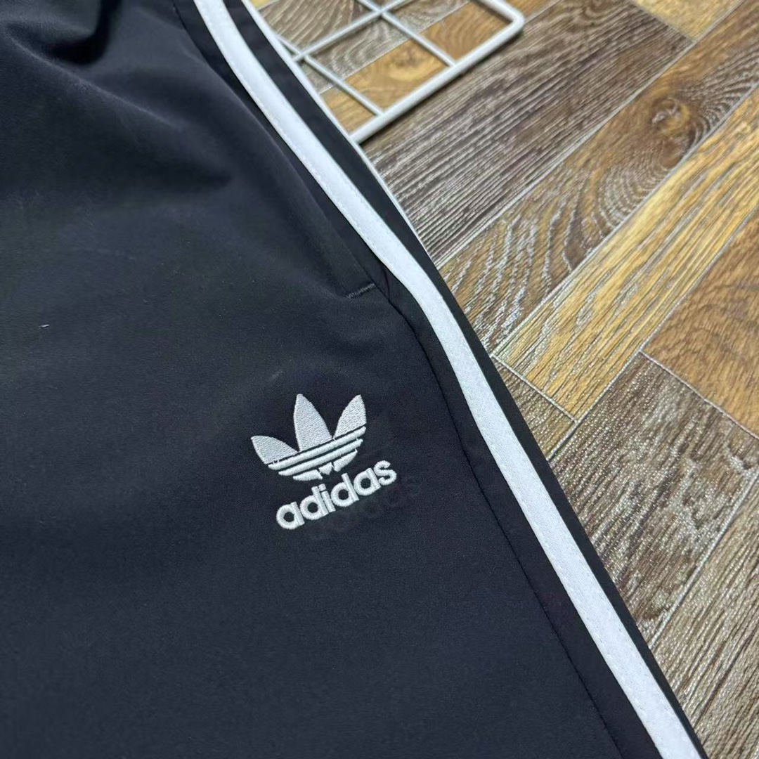💰100 新款上新 福利款新款 夏季Adidas阿迪达斯三条杠情侣款男女同款休闲裤运动裤
夏季新款运动裤跑步健身速干男士长裤子青年宽松版型)整箱原单货!完美品质!刺绣饱满!夏季百搭时尚休闲松紧腰抽绳三条杠情侣款男女同款男士跑步健身速干运动裤青年!轻薄速干轻盈透气夏季三条杠阿迪达斯adidas三叶草情侣款男女同款男士休闲裤
鬼佬订单多出来的面料加工而成!高科技面料!而且透气性很强!上身非常舒服!工艺精湛!品质上是到位的!这些都不需要多说了!买回去穿了就知道!就是裤型!立体裁剪裤型 !!模特上身效果杠杠的哦!弹力裤型更加提升一个档次!三标齐全!完美品质!夏季男子基础大众百搭款简约时尚运动裤户外速干短裤休闲裤!高逼格定制阿迪达斯速干短裤情侣款男女同款强透气!秒变男神!
强力建议兄弟们入手的好裤!三标齐全!完美品质力荐!
颜色:单黑色
尺码:M到XXL
尺码 腰围 臀围
M 70 104
L 73 110
XL 76 116
XXL 80 120
建议 体重!!
M适合体重105-125斤
L适合体重125-145斤
XL适合体重145-180斤
XXL适合体重180-190斤