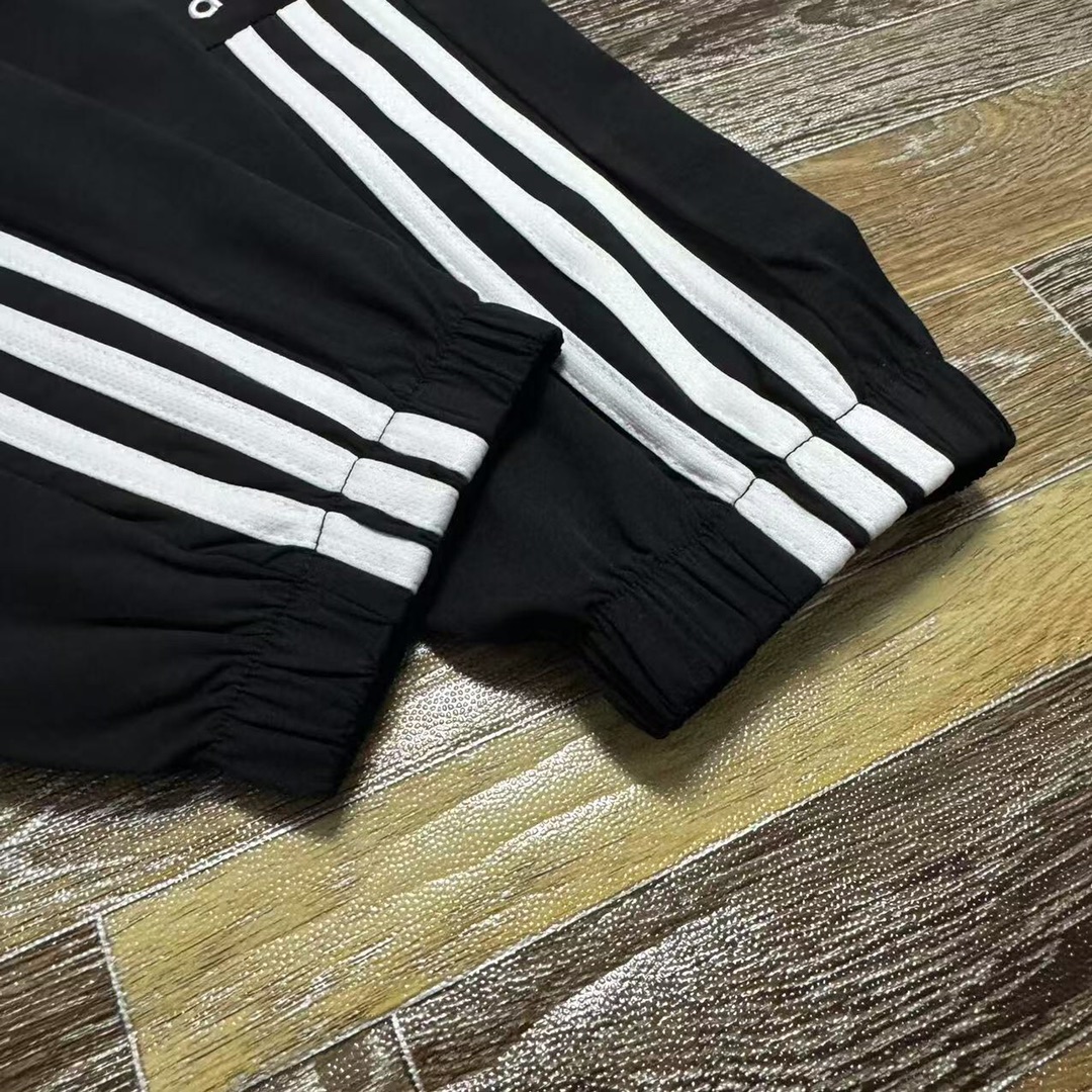 💰100 新款上新 福利款新款 夏季Adidas阿迪达斯三条杠情侣款男女同款休闲裤运动裤
夏季新款运动裤跑步健身速干男士长裤子青年宽松版型)整箱原单货!完美品质!刺绣饱满!夏季百搭时尚休闲松紧腰抽绳三条杠情侣款男女同款男士跑步健身速干运动裤青年!轻薄速干轻盈透气夏季三条杠阿迪达斯adidas三叶草情侣款男女同款男士休闲裤
鬼佬订单多出来的面料加工而成!高科技面料!而且透气性很强!上身非常舒服!工艺精湛!品质上是到位的!这些都不需要多说了!买回去穿了就知道!就是裤型!立体裁剪裤型 !!模特上身效果杠杠的哦!弹力裤型更加提升一个档次!三标齐全!完美品质!夏季男子基础大众百搭款简约时尚运动裤户外速干短裤休闲裤!高逼格定制阿迪达斯速干短裤情侣款男女同款强透气!秒变男神!
强力建议兄弟们入手的好裤!三标齐全!完美品质力荐!
颜色:单黑色
尺码:M到XXL
尺码 腰围 臀围
M 70 104
L 73 110
XL 76 116
XXL 80 120
建议 体重!!
M适合体重105-125斤
L适合体重125-145斤
XL适合体重145-180斤
XXL适合体重180-190斤