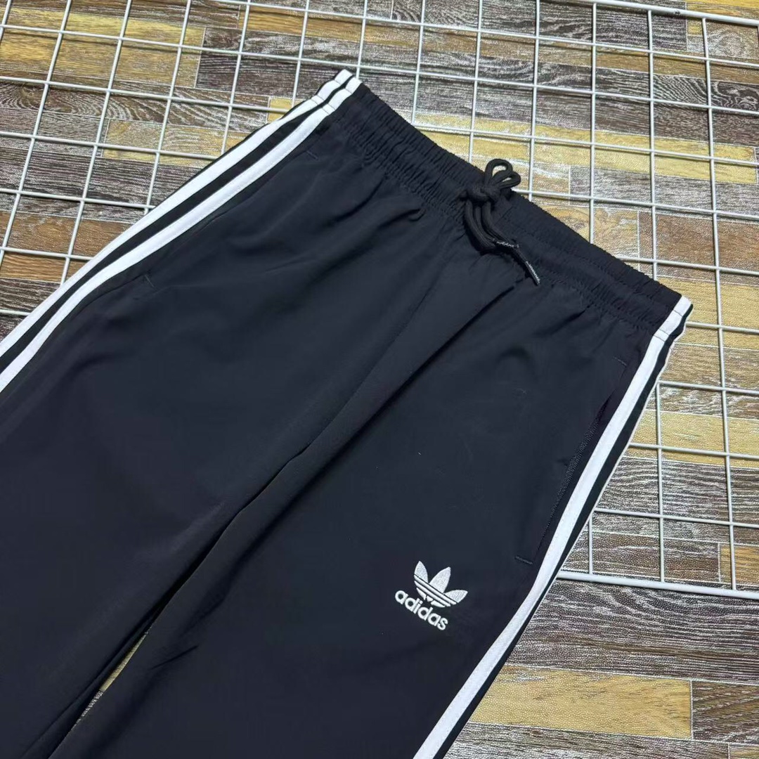 💰100 新款上新 福利款新款 夏季Adidas阿迪达斯三条杠情侣款男女同款休闲裤运动裤
夏季新款运动裤跑步健身速干男士长裤子青年宽松版型)整箱原单货!完美品质!刺绣饱满!夏季百搭时尚休闲松紧腰抽绳三条杠情侣款男女同款男士跑步健身速干运动裤青年!轻薄速干轻盈透气夏季三条杠阿迪达斯adidas三叶草情侣款男女同款男士休闲裤
鬼佬订单多出来的面料加工而成!高科技面料!而且透气性很强!上身非常舒服!工艺精湛!品质上是到位的!这些都不需要多说了!买回去穿了就知道!就是裤型!立体裁剪裤型 !!模特上身效果杠杠的哦!弹力裤型更加提升一个档次!三标齐全!完美品质!夏季男子基础大众百搭款简约时尚运动裤户外速干短裤休闲裤!高逼格定制阿迪达斯速干短裤情侣款男女同款强透气!秒变男神!
强力建议兄弟们入手的好裤!三标齐全!完美品质力荐!
颜色:单黑色
尺码:M到XXL
尺码 腰围 臀围
M 70 104
L 73 110
XL 76 116
XXL 80 120
建议 体重!!
M适合体重105-125斤
L适合体重125-145斤
XL适合体重145-180斤
XXL适合体重180-190斤