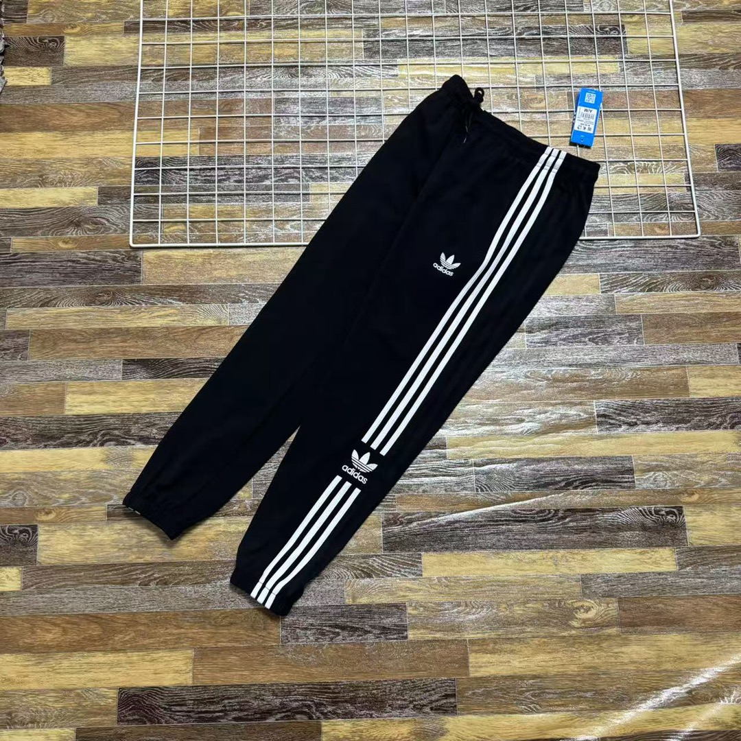 💰100 新款上新 福利款新款 夏季Adidas阿迪达斯三条杠情侣款男女同款休闲裤运动裤
夏季新款运动裤跑步健身速干男士长裤子青年宽松版型)整箱原单货!完美品质!刺绣饱满!夏季百搭时尚休闲松紧腰抽绳三条杠情侣款男女同款男士跑步健身速干运动裤青年!轻薄速干轻盈透气夏季三条杠阿迪达斯adidas三叶草情侣款男女同款男士休闲裤
鬼佬订单多出来的面料加工而成!高科技面料!而且透气性很强!上身非常舒服!工艺精湛!品质上是到位的!这些都不需要多说了!买回去穿了就知道!就是裤型!立体裁剪裤型 !!模特上身效果杠杠的哦!弹力裤型更加提升一个档次!三标齐全!完美品质!夏季男子基础大众百搭款简约时尚运动裤户外速干短裤休闲裤!高逼格定制阿迪达斯速干短裤情侣款男女同款强透气!秒变男神!
强力建议兄弟们入手的好裤!三标齐全!完美品质力荐!
颜色:单黑色
尺码:M到XXL
尺码 腰围 臀围
M 70 104
L 73 110
XL 76 116
XXL 80 120
建议 体重!!
M适合体重105-125斤
L适合体重125-145斤
XL适合体重145-180斤
XXL适合体重180-190斤