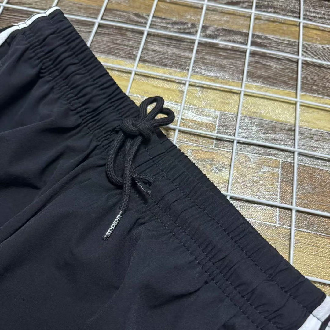 💰100 新款上新 福利款新款 夏季Adidas阿迪达斯三条杠情侣款男女同款休闲裤运动裤
夏季新款运动裤跑步健身速干男士长裤子青年宽松版型)整箱原单货!完美品质!刺绣饱满!夏季百搭时尚休闲松紧腰抽绳三条杠情侣款男女同款男士跑步健身速干运动裤青年!轻薄速干轻盈透气夏季三条杠阿迪达斯adidas三叶草情侣款男女同款男士休闲裤
鬼佬订单多出来的面料加工而成!高科技面料!而且透气性很强!上身非常舒服!工艺精湛!品质上是到位的!这些都不需要多说了!买回去穿了就知道!就是裤型!立体裁剪裤型 !!模特上身效果杠杠的哦!弹力裤型更加提升一个档次!三标齐全!完美品质!夏季男子基础大众百搭款简约时尚运动裤户外速干短裤休闲裤!高逼格定制阿迪达斯速干短裤情侣款男女同款强透气!秒变男神!
强力建议兄弟们入手的好裤!三标齐全!完美品质力荐!
颜色:单黑色
尺码:M到XXL
尺码 腰围 臀围
M 70 104
L 73 110
XL 76 116
XXL 80 120
建议 体重!!
M适合体重105-125斤
L适合体重125-145斤
XL适合体重145-180斤
XXL适合体重180-190斤