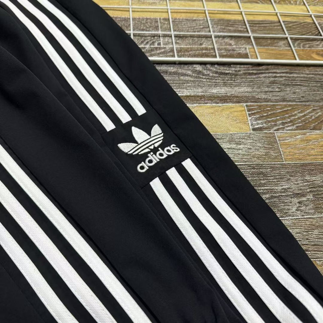 💰100 新款上新 福利款新款 夏季Adidas阿迪达斯三条杠情侣款男女同款休闲裤运动裤
夏季新款运动裤跑步健身速干男士长裤子青年宽松版型)整箱原单货!完美品质!刺绣饱满!夏季百搭时尚休闲松紧腰抽绳三条杠情侣款男女同款男士跑步健身速干运动裤青年!轻薄速干轻盈透气夏季三条杠阿迪达斯adidas三叶草情侣款男女同款男士休闲裤
鬼佬订单多出来的面料加工而成!高科技面料!而且透气性很强!上身非常舒服!工艺精湛!品质上是到位的!这些都不需要多说了!买回去穿了就知道!就是裤型!立体裁剪裤型 !!模特上身效果杠杠的哦!弹力裤型更加提升一个档次!三标齐全!完美品质!夏季男子基础大众百搭款简约时尚运动裤户外速干短裤休闲裤!高逼格定制阿迪达斯速干短裤情侣款男女同款强透气!秒变男神!
强力建议兄弟们入手的好裤!三标齐全!完美品质力荐!
颜色:单黑色
尺码:M到XXL
尺码 腰围 臀围
M 70 104
L 73 110
XL 76 116
XXL 80 120
建议 体重!!
M适合体重105-125斤
L适合体重125-145斤
XL适合体重145-180斤
XXL适合体重180-190斤