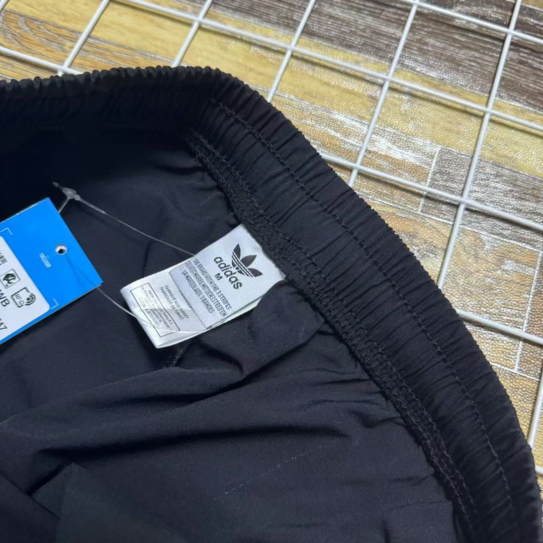 💰100 新款上新 福利款新款 夏季Adidas阿迪达斯三条杠情侣款男女同款休闲裤运动裤
夏季新款运动裤跑步健身速干男士长裤子青年宽松版型)整箱原单货!完美品质!刺绣饱满!夏季百搭时尚休闲松紧腰抽绳三条杠情侣款男女同款男士跑步健身速干运动裤青年!轻薄速干轻盈透气夏季三条杠阿迪达斯adidas三叶草情侣款男女同款男士休闲裤
鬼佬订单多出来的面料加工而成!高科技面料!而且透气性很强!上身非常舒服!工艺精湛!品质上是到位的!这些都不需要多说了!买回去穿了就知道!就是裤型!立体裁剪裤型 !!模特上身效果杠杠的哦!弹力裤型更加提升一个档次!三标齐全!完美品质!夏季男子基础大众百搭款简约时尚运动裤户外速干短裤休闲裤!高逼格定制阿迪达斯速干短裤情侣款男女同款强透气!秒变男神!
强力建议兄弟们入手的好裤!三标齐全!完美品质力荐!
颜色:单黑色
尺码:M到XXL
尺码 腰围 臀围
M 70 104
L 73 110
XL 76 116
XXL 80 120
建议 体重!!
M适合体重105-125斤
L适合体重125-145斤
XL适合体重145-180斤
XXL适合体重180-190斤