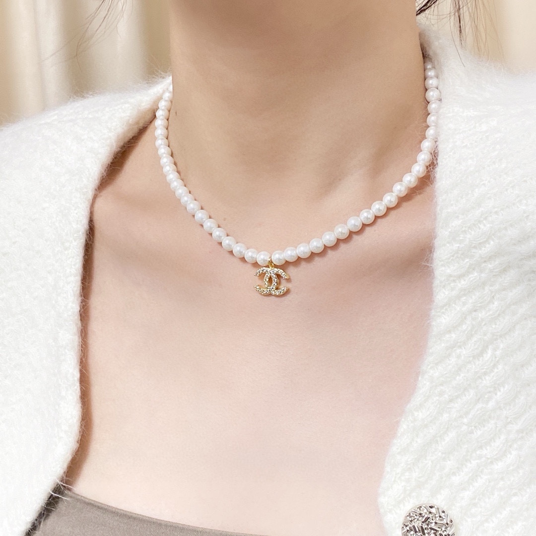 NO:112577,Xiaohongshu's new Chanel Chanel's latest double C diamond pearl necklace stacked with more beautiful appearance and personality, the versatile style is very pleasant, the overall details are very surprising, the design feels full, not only brings personal confidence and taste, but also elegant and fashionable style, highlighting the elegant French atmosphere, and meticulous details make it more attractive to wear, fine jewelry, chanel, chanel, necklace19860909小红书火爆新款香奈儿Chanel最新款双C带钻珍珠项链叠戴更加好看超个性,百搭款特别特别赞,整体细节非常令人惊喜,设计感十足,不仅带出个人自信及品味,款式典雅而时尚,突显法式高雅气息,加上一丝不苟的细节,使得佩戴起来更具吸引力,饰品精品,chanel,chanel,necklace,Jewelry