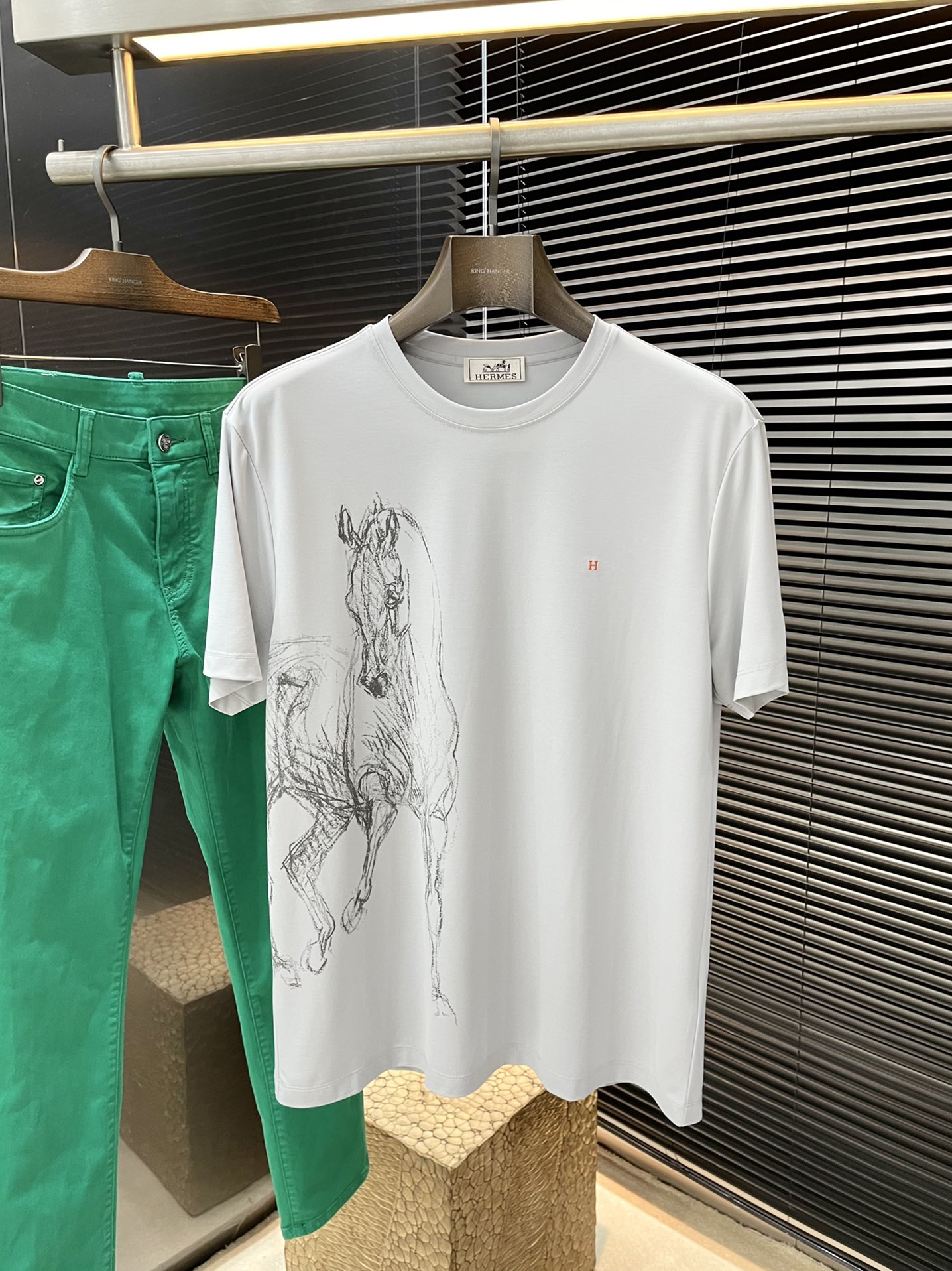 NO:146964,HERMES (Hermes) series VIP high-end customization, new short-sleeved spring and summer style, versatile style, anyone can easily control the fabric, fully customized, high-quality viscose fabric, soft fabric, comfortable and soft upper body, simple style is very classy, ​​simple and unique, fashionable, the style is very exquisite, showing aura, and highlighting the exquisiteness of business men!  Size M-3XL, hermes, hermes, T-shirt, alexander wang19860909HERMES（爱马仕）系列 VIP高级定制 春夏季新款短袖 百搭款式 任何人都可以轻松驾驭 面料全订制 高定一等品粘纤面料 面料手感柔软,上身舒适柔软 简约的款式非常显档次,简约个性时尚,版型剪裁非常精致,显气场,又会凸显商务男士的精致！尺码M-3XL,,hermes,hermes,T-shirt,alexander wang,Men's clothing