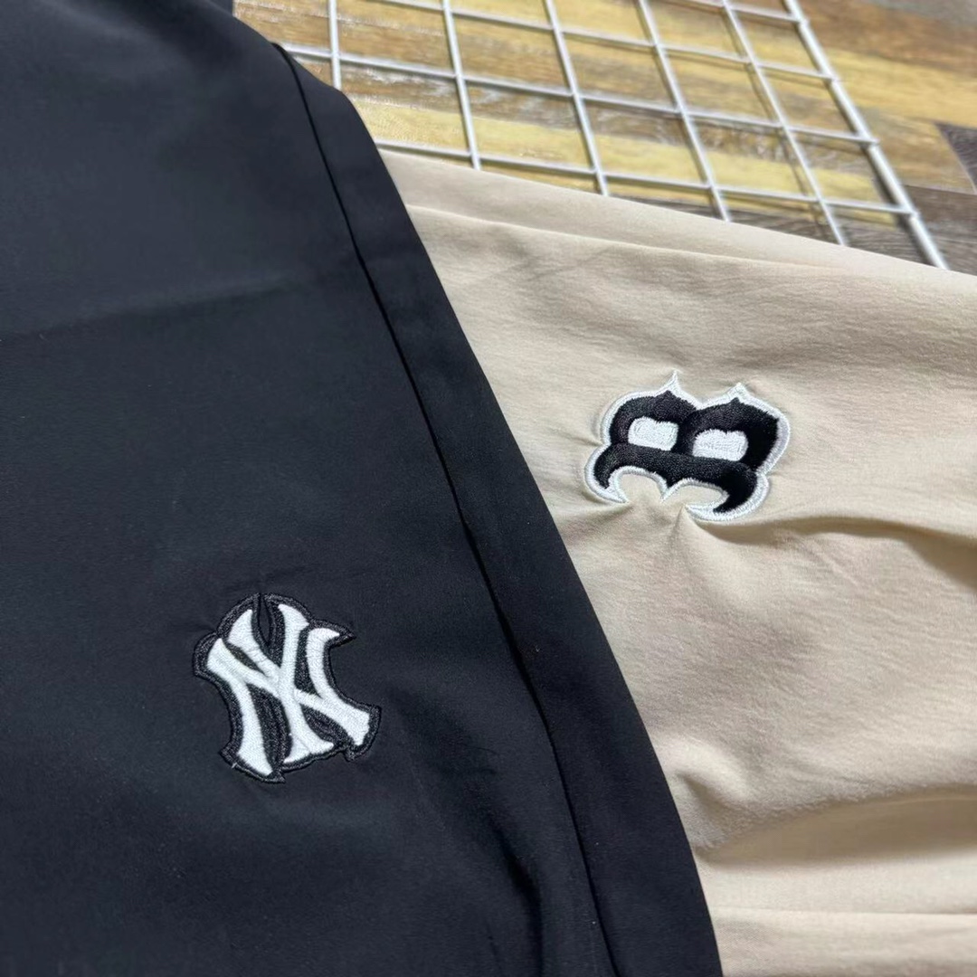 💰105 新款上新 2025最新款MLB夏季轻薄透气简约风万针刺绣logo情侣款男女同款清凉舒适休闲时尚运动长裤 基础大众百搭休闲裤!
MLB/2025春夏爆款梭织小标长裤束脚卫裤男女同款官网同步发售男女运动裤束脚梭织四面弹长裤!
超薄,透气性好!明星小红书网红ins力荐商场同款,线上线下都有售,正宗青岛代工出品!品质相当保障!整体是工装大口袋的设计、松紧腰加上松紧的小脚收口,休闲时尚卫裤、三标齐全!完美品质!力荐!
颜色:卡其色、黑色
尺码:M-XXL
M L XL XXL
腰围 72 76 80 84
臀围 106 110 114 118
裤长 98 101 104 106
