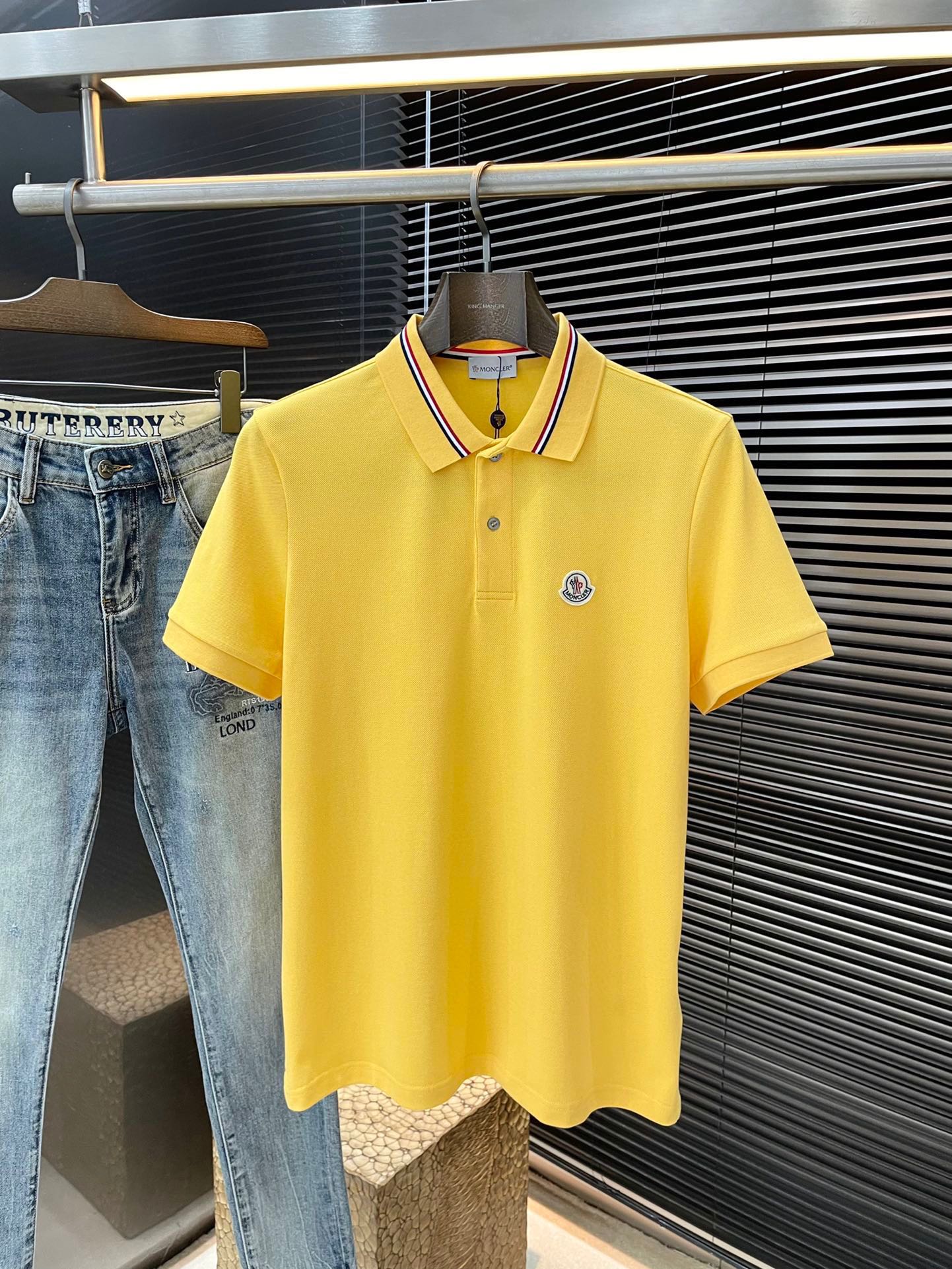 NO:146883,Moncher- (blocked) has the latest POLO short-sleeved sleeves in spring and summer, using the latest double-sided mercerized bead floor fabric, which is resistant to washing and not easy to fade. It has soft touch and soft and comfortable ingredients. Classic design style. Special customization. Simple cutting and splicing reflects the extraordinary craftsmanship of workers and is full of high-end fashion!  The style is quite good and casual and versatile. Size M-3XL, Moncler, T-shirt, alexander wang19860909Moncher-（蒙口）年春夏最新款POLO短袖,采用最新双面丝光珠地面料,耐水洗不易掉色,手感柔软、成分柔软舒适 经典设计风格 特殊定制 简单的裁剪方式拼接,体现出工人不凡的工艺,高端时尚感十足！版型相当赞休闲百搭款.尺码M-3XL,,Moncler,T-shirt,alexander wang,Men's clothing