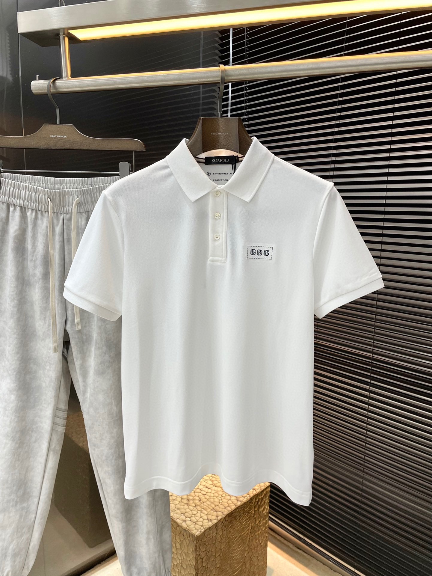 NO:146918,Gucci's latest POLO short-sleeved sleeves in spring and summer, uses the latest mulberry silk fabric, which is resistant to washing and not easy to fade, has a soft feel and soft and comfortable composition. Classic design style, special customization, simple cutting and splicing, reflecting the extraordinary craftsmanship of workers, full of high-end and fashionable feeling!  The style is quite good and casual and versatile. Size M-3XL is shipped the next day, gucci, gucci, T-shirt, alexander wang19860909Gucci（古驰）年春夏最新款POLO短袖,采用最新桑蚕丝面料,耐水洗不易掉色,手感柔软、成分柔软舒适 经典设计风格 特殊定制 简单的裁剪方式拼接,体现出工人不凡的工艺,高端时尚感十足！版型相当赞休闲百搭款.尺码M-3XL 隔天出货,,gucci,gucci,T-shirt,alexander wang,Men's clothing