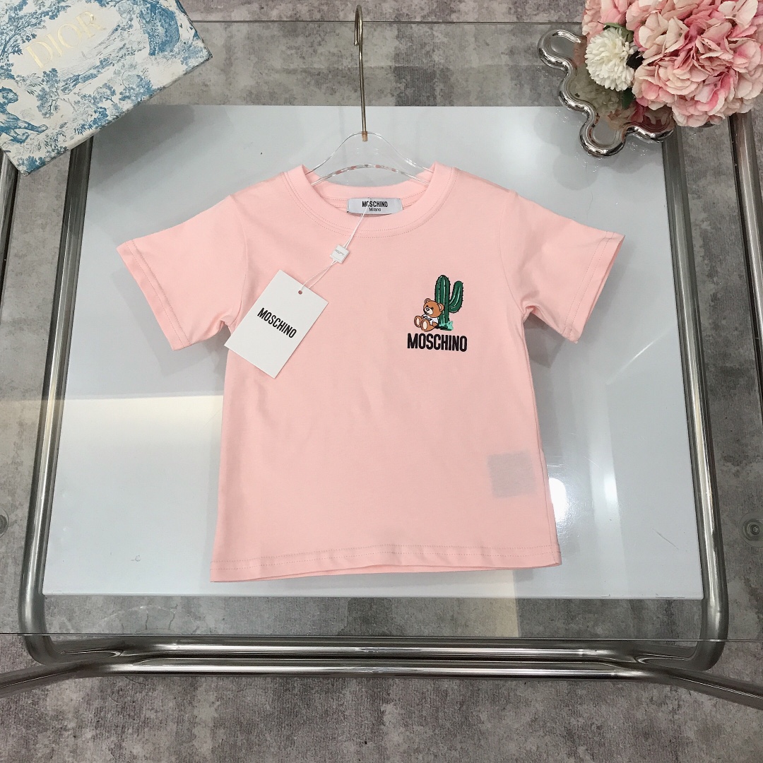 NO:211967,【Spot shipment】 MOSCHIN* /SS Flocked three-dimensional printed bear logo Round neck short-sleeved T-shirt New summer style ~ Combed cotton fabric skin-friendly and refreshing, wide neckline design, comfortable upper body and breathable, wide threaded neckline design, high-end fashionable style, imported high-end customized high-quality organic cotton fabric, comfortable and breathable, the upper body effect is very good Color Pink Size-110-120-130-140-150 [CM] Requires counter packaging, clothes, T-shirt, tees, t-shirt,19860909【现货发】   MOSCHIN* /SS 植绒立体印花小熊logo 圆领短袖T恤 夏季新款～精梳棉面料亲肤透爽 领口加宽设计上身舒适透气又高级 宽大螺纹领口设计 高级时髦款,采用进口高端定制精选优质有机棉面料 舒适透气 上身效果非常好 颜色 粉色 尺码-110-120-130-140-150【CM】 需要专柜包装元,衣服,T-shirt,tees，t-shirt,,Children's