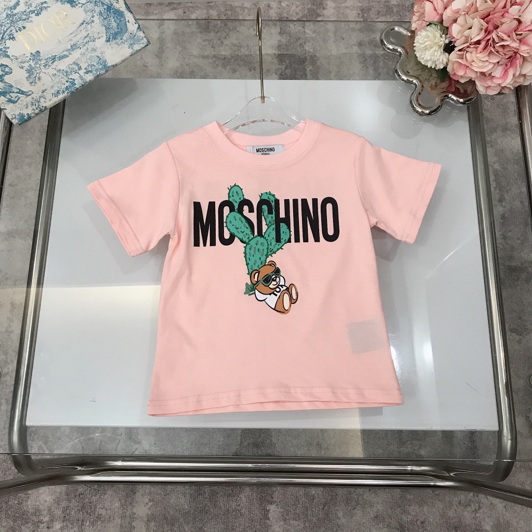 NO:211972,【Spot shipment】 MOSCHIN* /SS Front and rear sides Flocked three-dimensional printed bear logo Round neck short-sleeved T-shirt New summer style ~ Combed cotton fabric skin-friendly and refreshing The neckline is widened and design is comfortable and breathable on the upper body. Wide threaded neckline design High-end fashionable style, using imported high-end customized high-quality organic cotton fabric, comfortable and breathable on the upper body, very good color Pink White Size-110-120-130-140-150 [CM] Requires counter packaging, clothes, T-shirt, tees, t-shirt,19860909【现货发】   MOSCHIN* /SS 前后两面 植绒立体印花小熊logo 圆领短袖T恤 夏季新款～精梳棉面料亲肤透爽 领口加宽设计上身舒适透气又高级 宽大螺纹领口设计 高级时髦款,采用进口高端定制精选优质有机棉面料 舒适透气 上身效果非常好 颜色 粉色 白色 尺码-110-120-130-140-150【CM】 需要专柜包装元,衣服,T-shirt,tees，t-shirt,,Children's