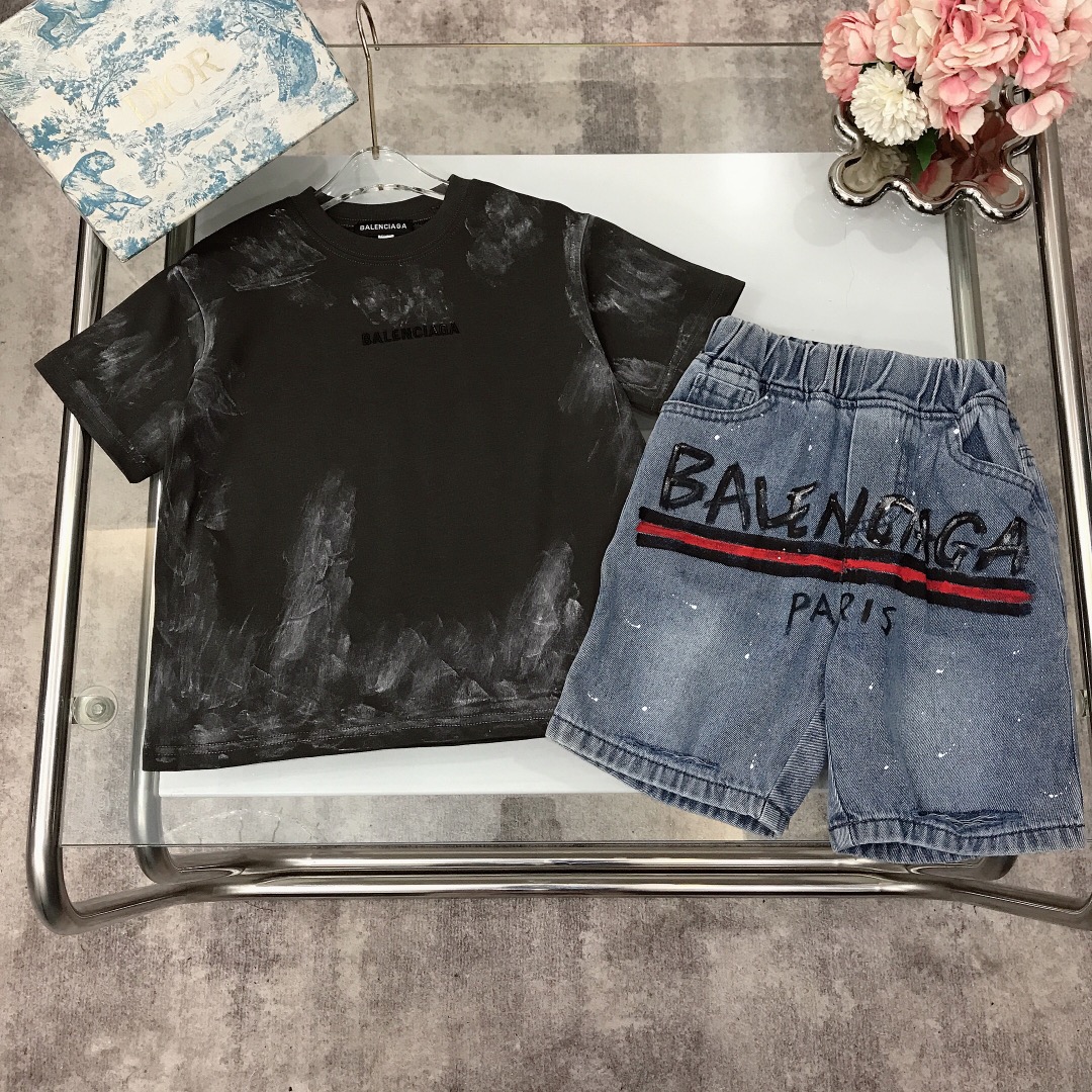 NO:212103,[Spot delivery] Size - Balenciag* Set [Round neck short sleeve ripped denim shorts] The high-end feeling of the screen~ The exquisite logo embroidery design on the short sleeve chest is matched with graffiti and casual graffiti printing with soft and delicate denim shorts, the front and back logo letter printing pants have cracked holes at the legs, lazy style is very simple and atmospheric and versatile style, soft and comfortable, simple and fashionable, craftsmanship superimposed, visible high quality, super versatile style, size size-110-120-130-140-150-【CM】 Counter packaging 70, clothes, balenciaga, shorts, T-shirt,19860909【现货发】  尺码- Balenciag* 套装【圆领短袖破洞牛仔短裤】满屏的高级感～短袖胸前精致logo刺绣设计搭配涂鸦感随性涂鸦印花搭配柔软细腻牛仔短裤,前后logo字母印花裤脚处裂开破洞设计,慵懒风十足简单大气百搭潮款,柔软舒适 简约时尚 工艺叠加 看得见的高品质 超级百搭款 size尺码-110-120-130-140-150-【CM】 专柜包装70,衣服,balenciaga,shorts,T-shirt,,Children's