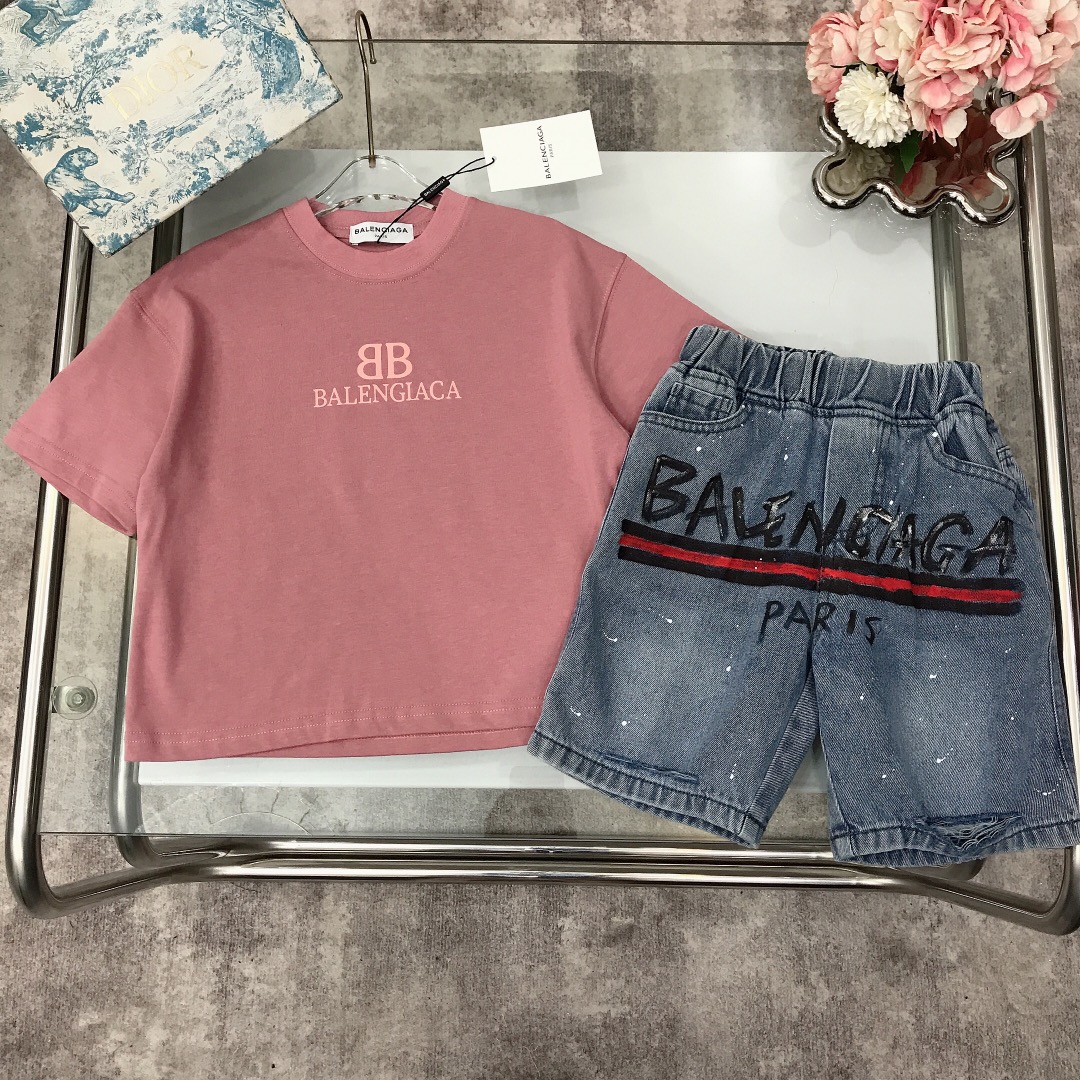 NO:212109,[Spot delivery] Size - Balenciag* Set [Round neck short sleeve ripped denim shorts] The high-end feel of the screen~ The exquisite logo print design on the short sleeve chest is matched with soft and delicate denim shorts, the front and back logo letter printing pants have cracked holes, lazy style is very simple and atmospheric and versatile style, soft and comfortable, simple and fashionable, craftsmanship superimposed, visible high quality, super versatile style, size size-110-120-130-140-150-【CM】 Counter packaging 70, clothes, balenciaga, shorts, T-shirt,19860909【现货发】  尺码- Balenciag* 套装【圆领短袖破洞牛仔短裤】满屏的高级感～短袖胸前精致logo印花设计搭配柔软细腻牛仔短裤,前后logo字母印花裤脚处裂开破洞设计,慵懒风十足简单大气百搭潮款,柔软舒适 简约时尚 工艺叠加 看得见的高品质 超级百搭款 size尺码-110-120-130-140-150-【CM】 专柜包装70,衣服,balenciaga,shorts,T-shirt,,Children's