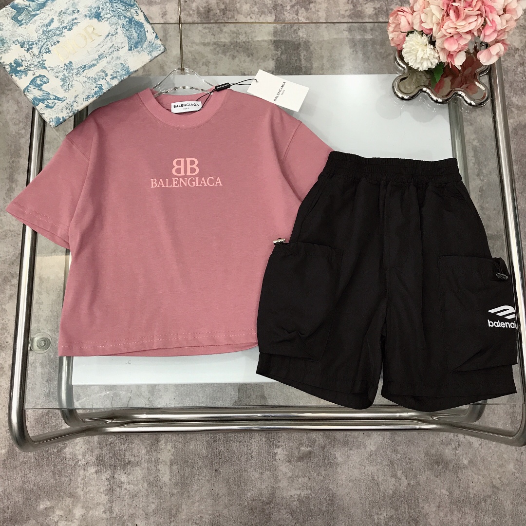NO:212121,[Spot delivery] Size - Balenciag* Set [Round neck short-sleeved work shorts] The high-end feel of the screen~ The exquisite logo print on the short-sleeved chest is matched with soft and delicate quick-dry work shorts, the large pockets on both sides are matched with logo prints, lazy style is simple and atmospheric and trendy, soft and comfortable, simple and fashionable, craftsmanship is superimposed, visible high quality, super versatile, size size-110-120-130-140-150-【CM】 Counter packaging 70, clothes, balenciaga, shorts, T-shirt,19860909【现货发】  尺码- Balenciag* 套装【圆领短袖工装短裤】满屏的高级感～短袖胸前精致logo印花设计搭配柔软细腻速干工装短裤,两侧大口袋设计搭配logo印花,慵懒风十足简单大气百搭潮款,柔软舒适 简约时尚 工艺叠加 看得见的高品质 超级百搭款 size尺码-110-120-130-140-150-【CM】 专柜包装70,衣服,balenciaga,shorts,T-shirt,,Children's