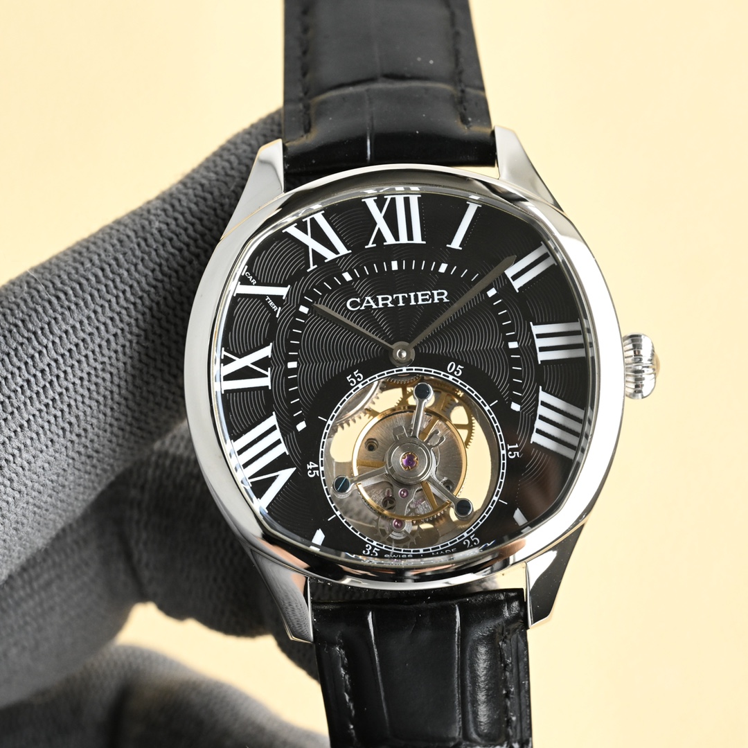 NO:151065,The refinement of the case of the Cartier Rotonde de Cartier Tourbillon Cadran Love provides an ideal stage for imaginative designers to carry mechanical components. This new tourbillon was carefully developed by Cartier watch workshop and demonstrates all the signs contained in a rich and constantly updated watchmaking heritage. The unique three-bridge arm tourbillon frame plays the role of the second hand. This exquisite floating device attracts all the attention and seems to be nothing to stop it. No matter what angle you are watching, the floating device finally finds true freedom. Under the magic of watchmaking experts, the pure mechanical art is sublimated.,,,,,,,,,,,,,,,,,,,,,,,,,,,,,,,,,,,,,,,,,,,,,,,,,,,,,,,,,,,,,,,,,,,,,,,,,,,,,,,,,,,,,,,,,,,,,,,,,,,,,,,,,,,,,,,,,,,,,,,,,,,,,,,,,,,,,,,,,,,,,,,,,,,,,,,,,,,,,,,,,,,,,,,,,,,,,,,,,,,,,,,,,,,,,,,,,,,,,,,,,,,,,,,,,,,,,,,,,,,,,,,,,,,,,,,,,,,,,,,,,,,,,,,,,,,,,,,,,,,,,,,,,,,,,,,,,,,,,,,,,,,,,,,,,,,,,,,,,,,,,,,,,,,,,,,,,,,,,,,,,,,,,,,,,,,,,,,,,,,,,,,,,,,,,,,,,,,,,,,,,,,,,,,19860909卡地亚Rotonde de Cartier Tourbillon Cadran Love(陀飞轮)腕表表壳精炼,为充满想象力的设计师提供了承载机械部件的理想舞台.此款全新陀飞轮由卡地亚腕表工作坊精心研发,展示了一种丰富且不断更新的制表传承所蕴含的全部标志.其中独特的三桥臂陀飞轮框架扮演了秒针的角色,这一精美的浮动装置吸引了人们所有的注意,似乎没有任何东西能使它停下.无论从任何角度观赏,浮动装置终于找到了真正的自由,在制表专家的魔力下,纯粹的机械艺术得以升华,,,cartier,cartier,Watch