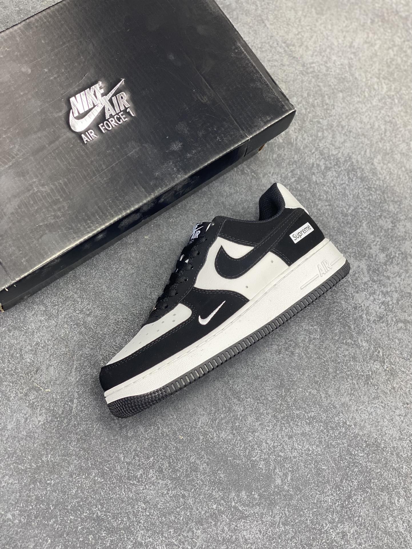 图片[7]-Nike Air Force 1 Low 空军一号低帮百搭休闲运动板鞋。柔软、弹性十足的缓震性能和出色的中底设计，横跨复古与现代的外型结合，造就出风靡全球三十多年的Force 1，直到今天还深受青睐。 货号：XL2403-109 尺码：36 36.5 37.5 38 38.5 39 40 40.5 41 42 42.5 43 44 44.5 45-选品中心
