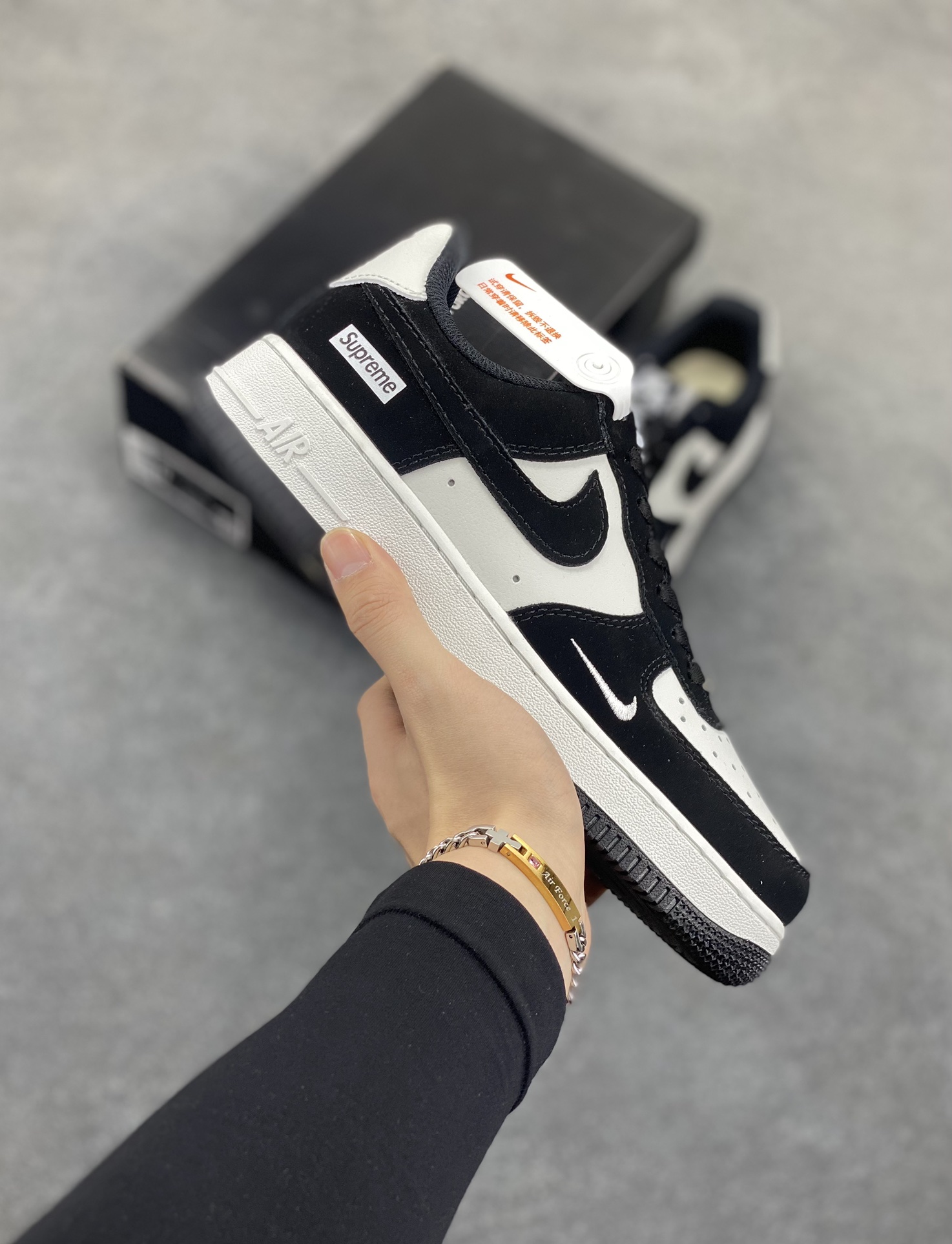 Nike Air Force 1 Low 空军一号低帮百搭休闲运动板鞋。柔软、弹性十足的缓震性能和出色的中底设计，横跨复古与现代的外型结合，造就出风靡全球三十多年的Force 1，直到今天还深受青睐。 货号：XL2403-109 尺码：36 36.5 37.5 38 38.5 39 40 40.5 41 42 42.5 43 44 44.5 45-选品中心