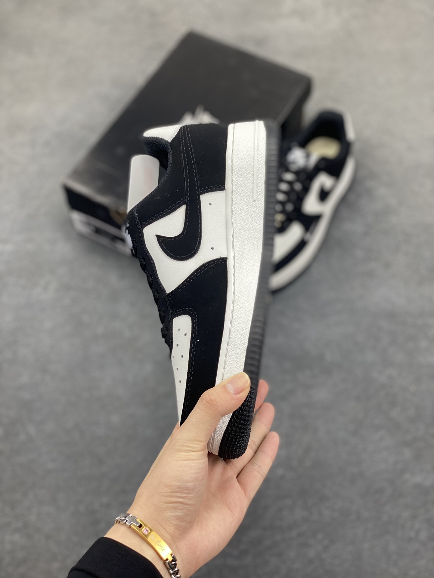 图片[3]-Nike Air Force 1 Low 空军一号低帮百搭休闲运动板鞋。柔软、弹性十足的缓震性能和出色的中底设计，横跨复古与现代的外型结合，造就出风靡全球三十多年的Force 1，直到今天还深受青睐。 货号：XL2403-109 尺码：36 36.5 37.5 38 38.5 39 40 40.5 41 42 42.5 43 44 44.5 45-选品中心