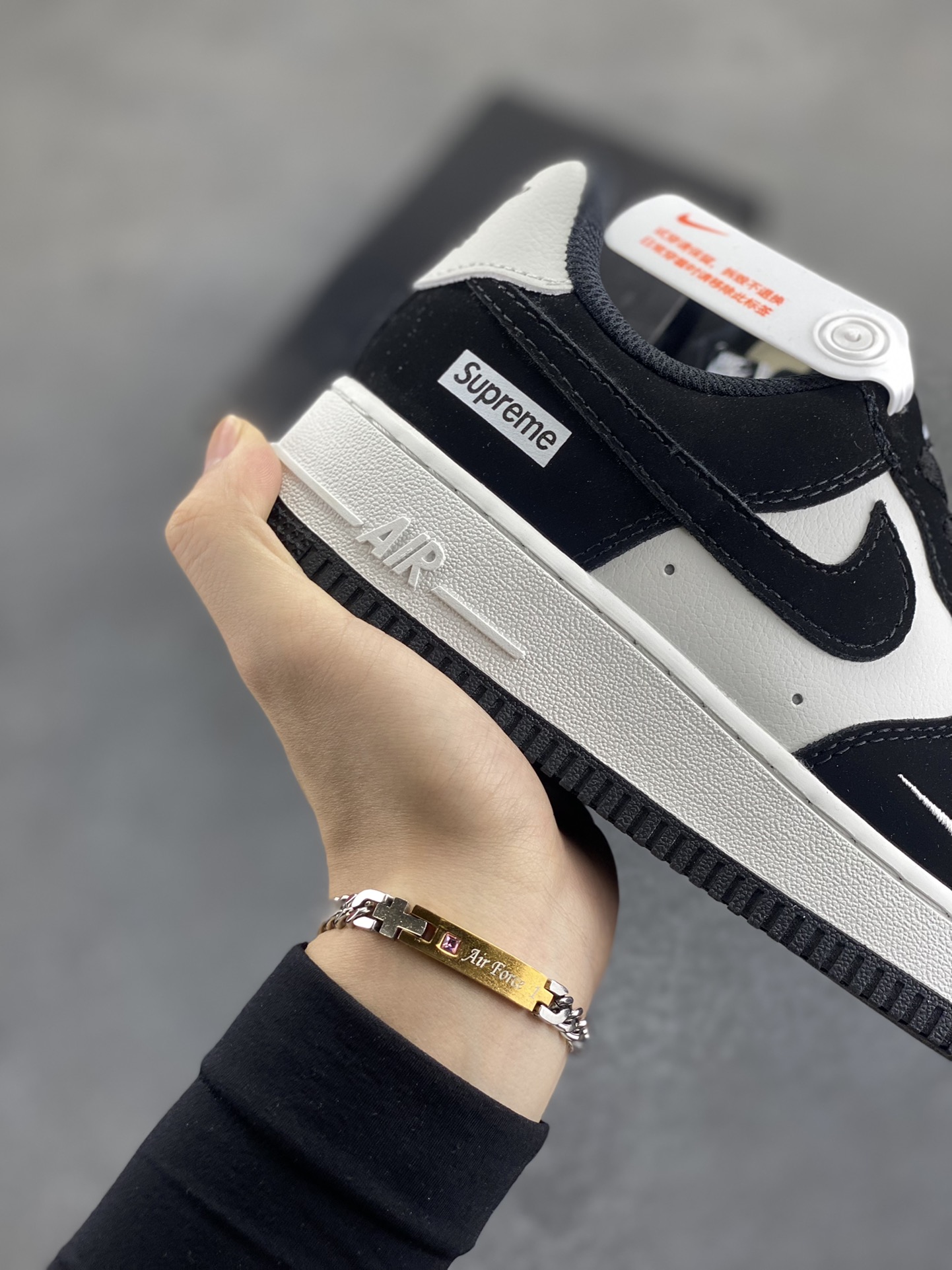 图片[6]-Nike Air Force 1 Low 空军一号低帮百搭休闲运动板鞋。柔软、弹性十足的缓震性能和出色的中底设计，横跨复古与现代的外型结合，造就出风靡全球三十多年的Force 1，直到今天还深受青睐。 货号：XL2403-109 尺码：36 36.5 37.5 38 38.5 39 40 40.5 41 42 42.5 43 44 44.5 45-选品中心