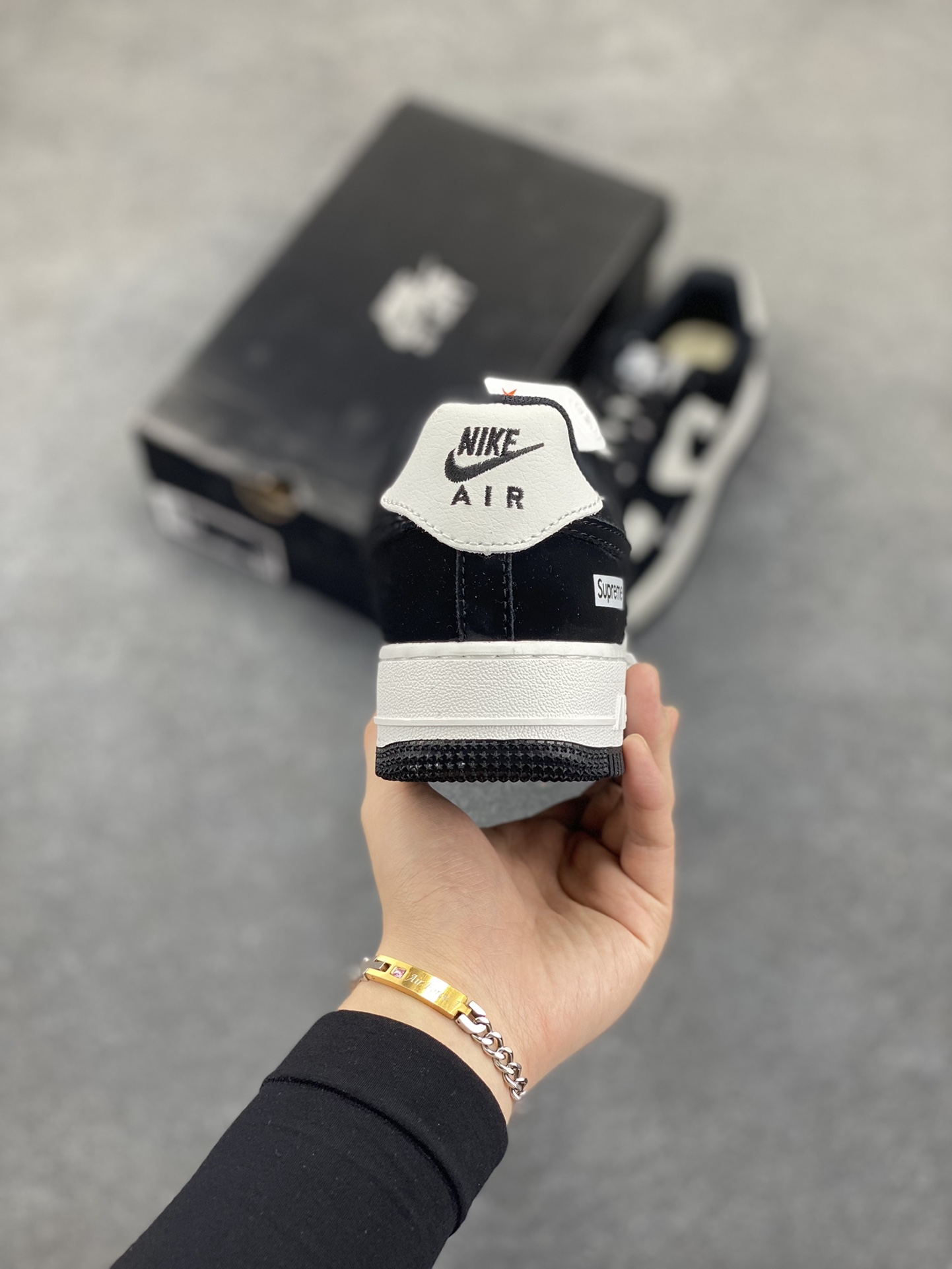 图片[4]-Nike Air Force 1 Low 空军一号低帮百搭休闲运动板鞋。柔软、弹性十足的缓震性能和出色的中底设计，横跨复古与现代的外型结合，造就出风靡全球三十多年的Force 1，直到今天还深受青睐。 货号：XL2403-109 尺码：36 36.5 37.5 38 38.5 39 40 40.5 41 42 42.5 43 44 44.5 45-选品中心