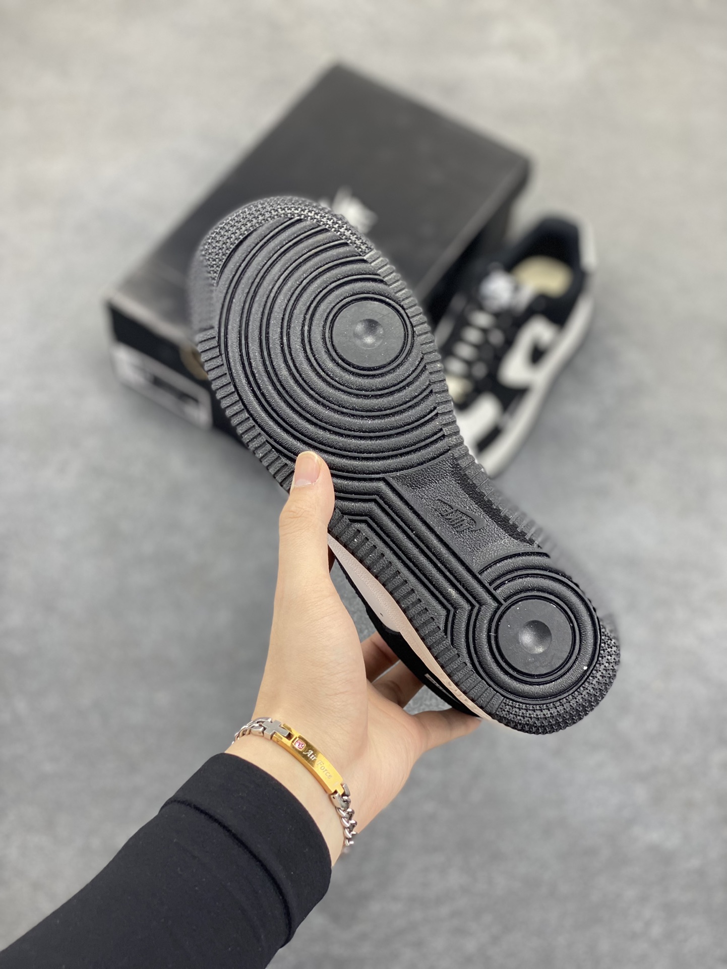 图片[5]-Nike Air Force 1 Low 空军一号低帮百搭休闲运动板鞋。柔软、弹性十足的缓震性能和出色的中底设计，横跨复古与现代的外型结合，造就出风靡全球三十多年的Force 1，直到今天还深受青睐。 货号：XL2403-109 尺码：36 36.5 37.5 38 38.5 39 40 40.5 41 42 42.5 43 44 44.5 45-选品中心