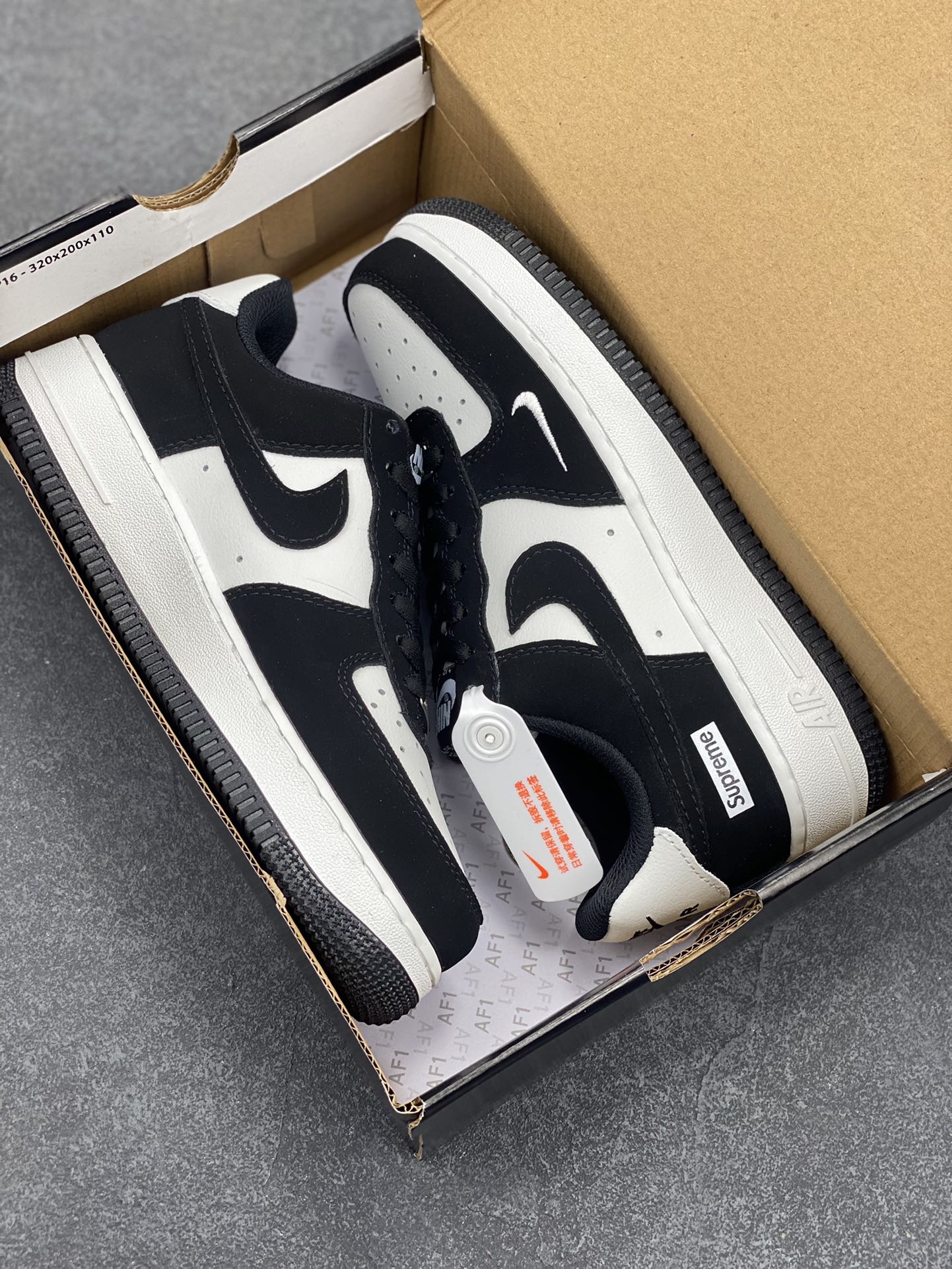 图片[9]-Nike Air Force 1 Low 空军一号低帮百搭休闲运动板鞋。柔软、弹性十足的缓震性能和出色的中底设计，横跨复古与现代的外型结合，造就出风靡全球三十多年的Force 1，直到今天还深受青睐。 货号：XL2403-109 尺码：36 36.5 37.5 38 38.5 39 40 40.5 41 42 42.5 43 44 44.5 45-选品中心
