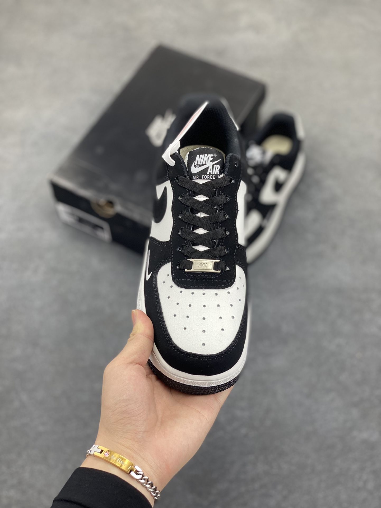 图片[2]-Nike Air Force 1 Low 空军一号低帮百搭休闲运动板鞋。柔软、弹性十足的缓震性能和出色的中底设计，横跨复古与现代的外型结合，造就出风靡全球三十多年的Force 1，直到今天还深受青睐。 货号：XL2403-109 尺码：36 36.5 37.5 38 38.5 39 40 40.5 41 42 42.5 43 44 44.5 45-选品中心
