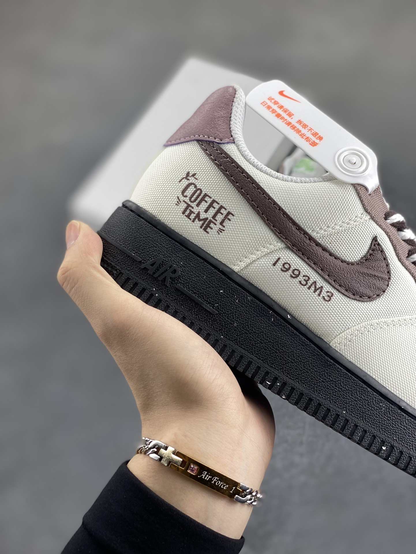 图片[6]-Nike Air Force 1 Low 空军一号低帮百搭休闲运动板鞋。柔软、弹性十足的缓震性能和出色的中底设计，横跨复古与现代的外型结合，造就出风靡全球三十多年的Force 1，直到今天还深受青睐。 货号：FJ3289-001 尺码：36 36.5 37.5 38 38.5 39 40 40.5 41 42 42.5 43 44 44.5 45-选品中心