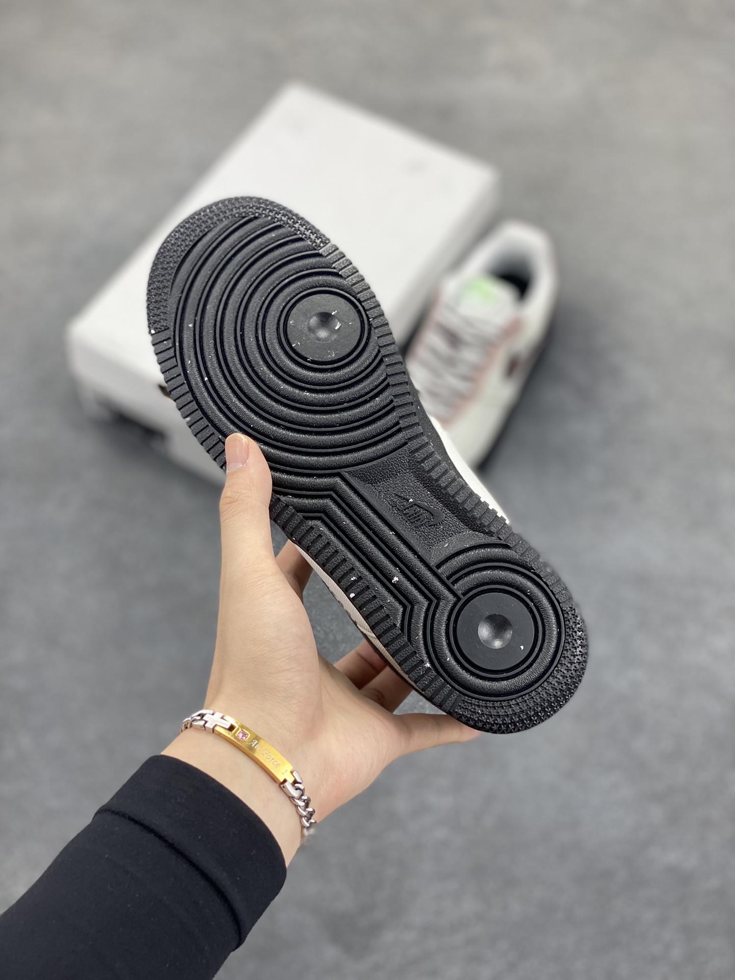 图片[5]-Nike Air Force 1 Low 空军一号低帮百搭休闲运动板鞋。柔软、弹性十足的缓震性能和出色的中底设计，横跨复古与现代的外型结合，造就出风靡全球三十多年的Force 1，直到今天还深受青睐。 货号：FJ3289-001 尺码：36 36.5 37.5 38 38.5 39 40 40.5 41 42 42.5 43 44 44.5 45-选品中心